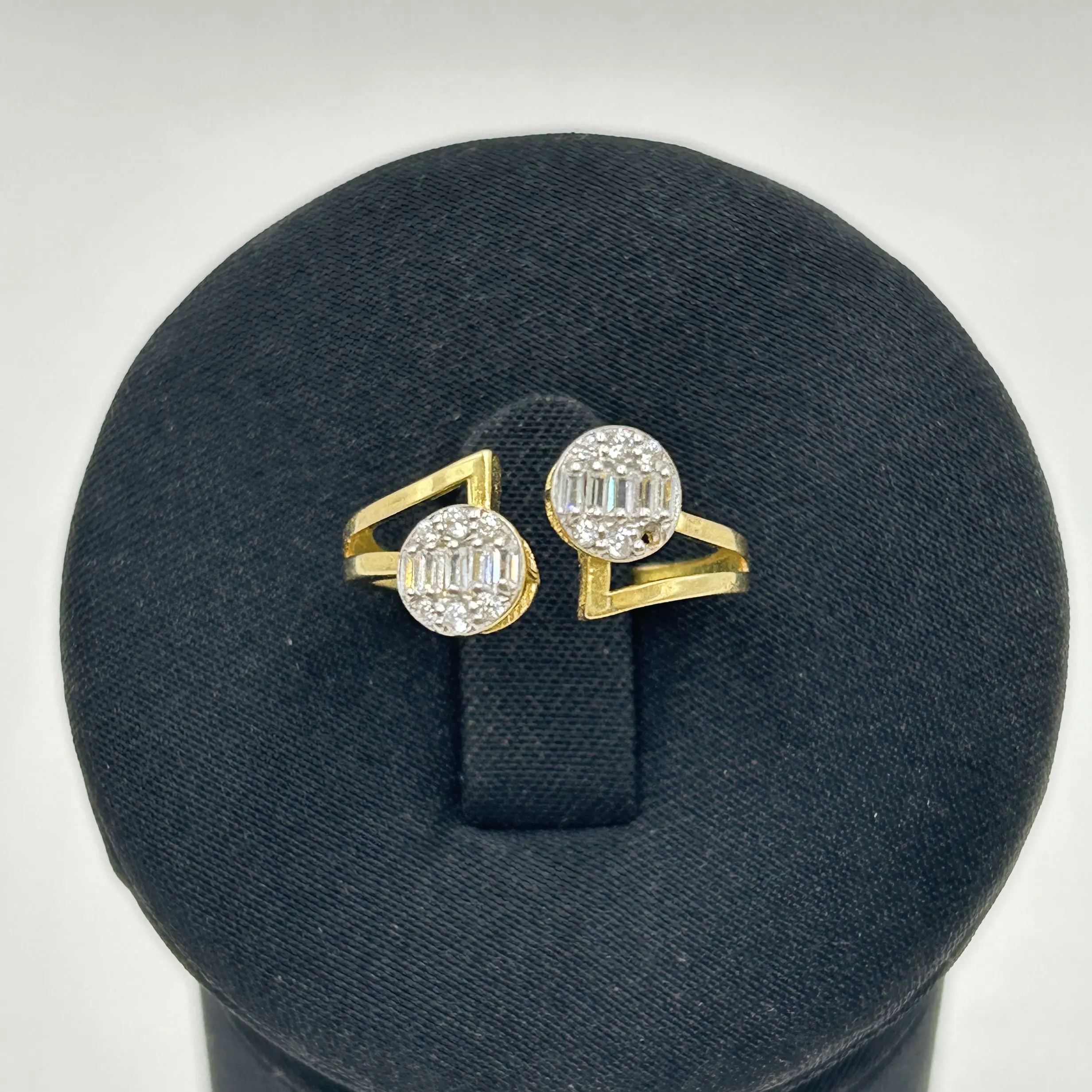 خاتم ذهب عيار 18 بفص زركون لامع بين انحناءين ذهبيين من جولدانا