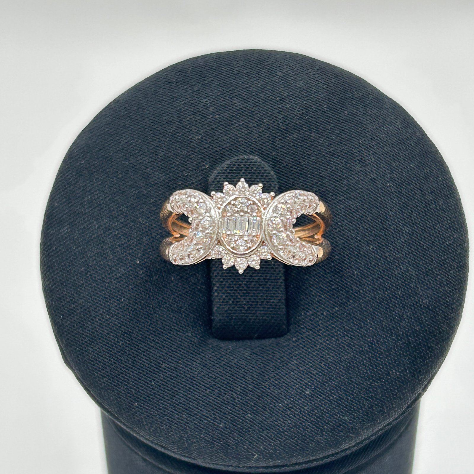 خاتم ذهب عيار 18 بتصميم زاوي وفص زركون لامع من جولدانا