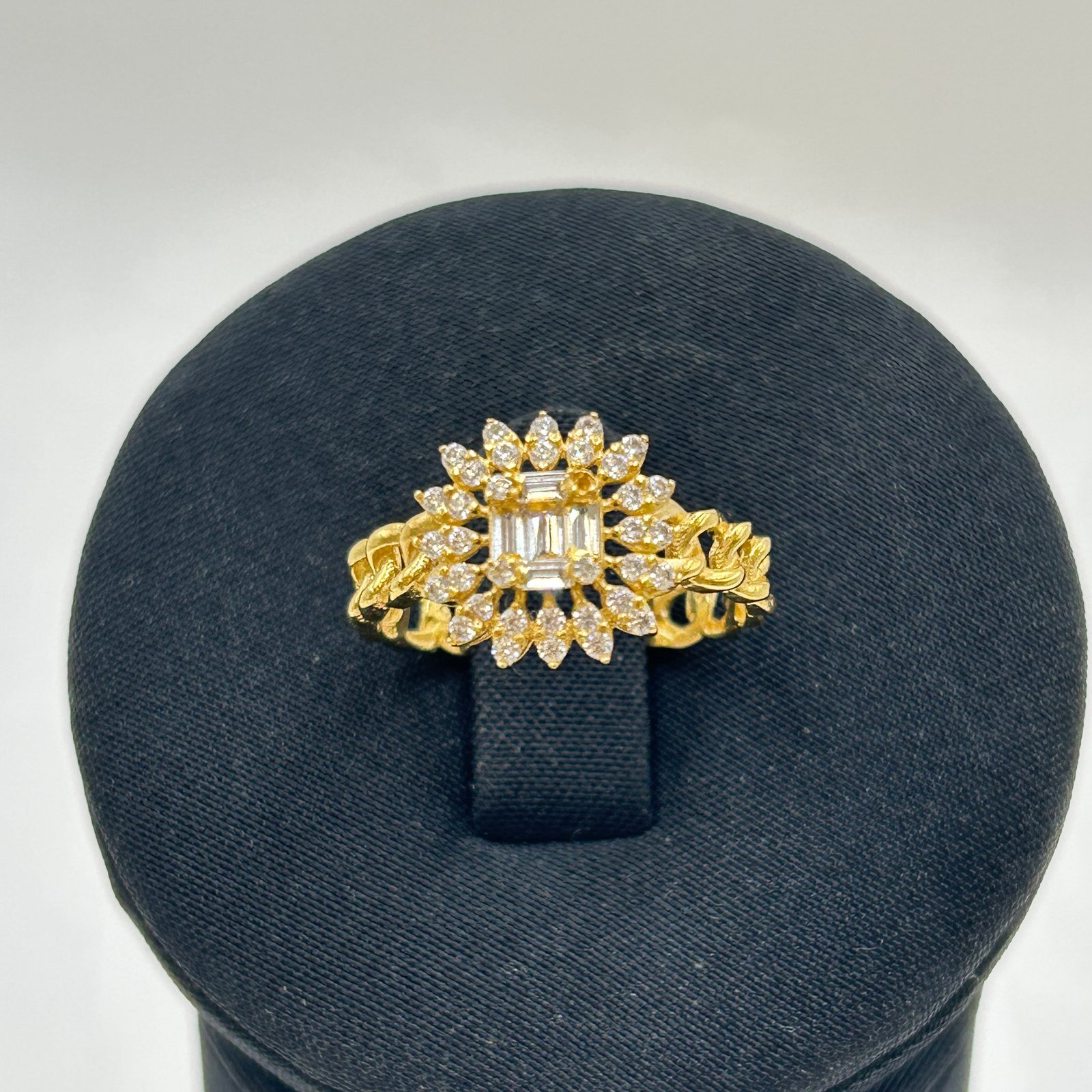 خاتم ذهب عيار 18 بتصميم فاخر وفصوص باجيت لامعة من جولدانا