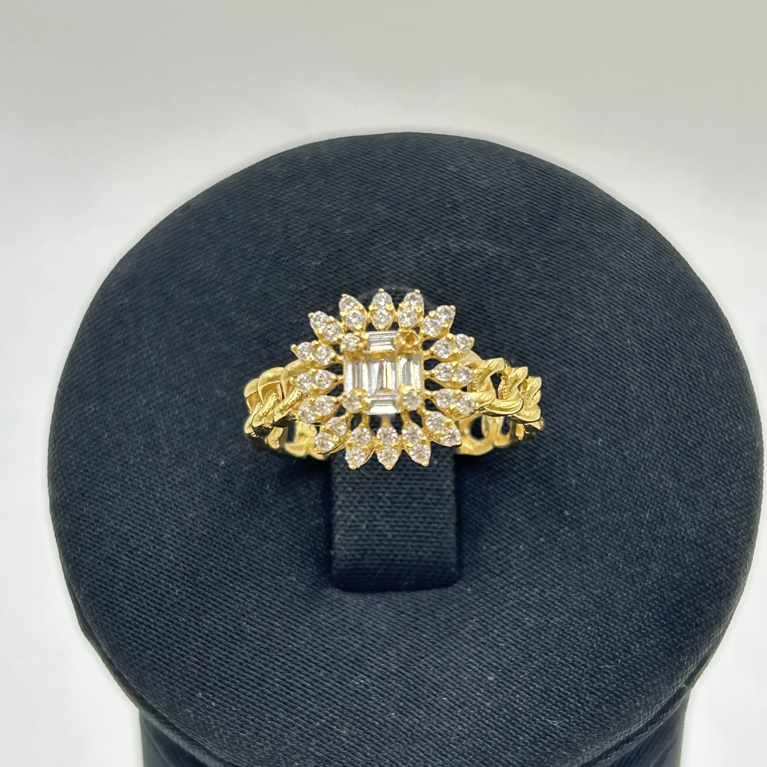 خاتم ذهب عيار 18 بتصميم فاخر وفصوص باجيت لامعة من جولدانا