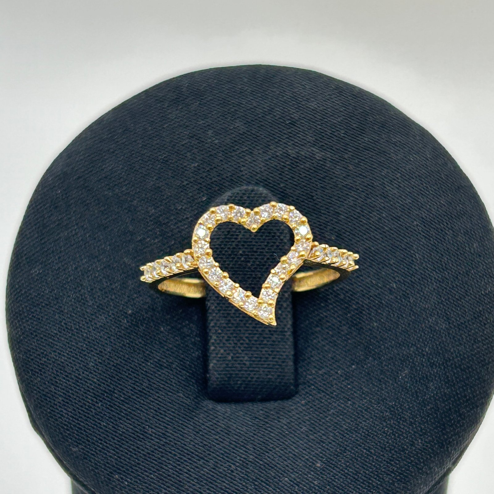 خاتم ذهب عيار 18 شكل قلب مرصع بفصوص زركون من جولدانا