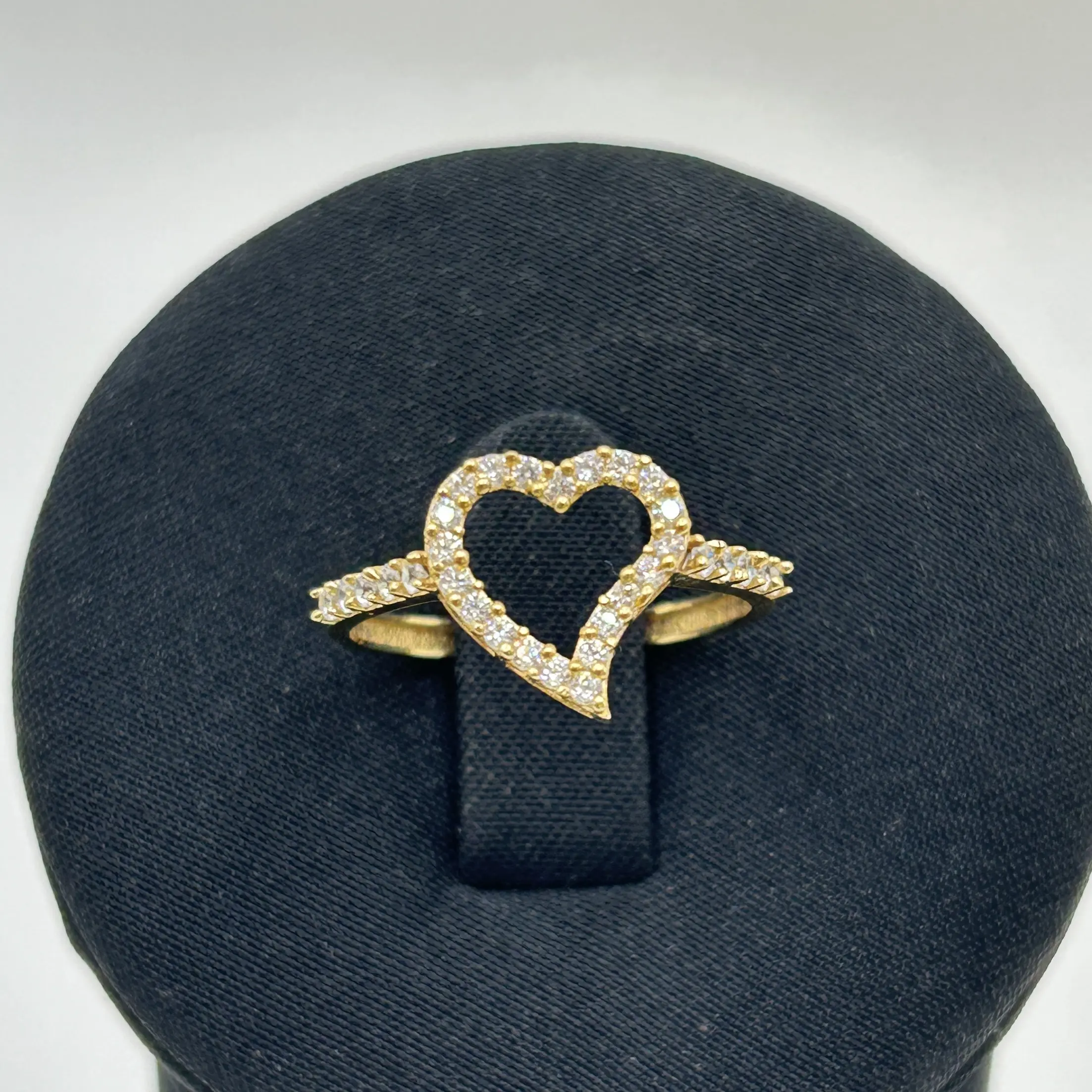 خاتم ذهب عيار 18 شكل قلب مرصع بفصوص زركون من جولدانا
