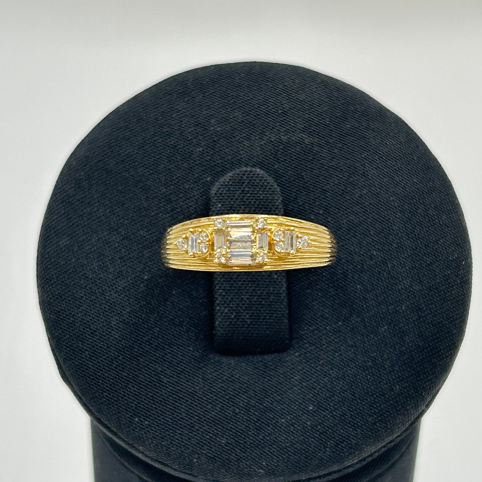 خاتم ذهب عيار 18 بثلاث فصوص زركون لامعة من جولدانا