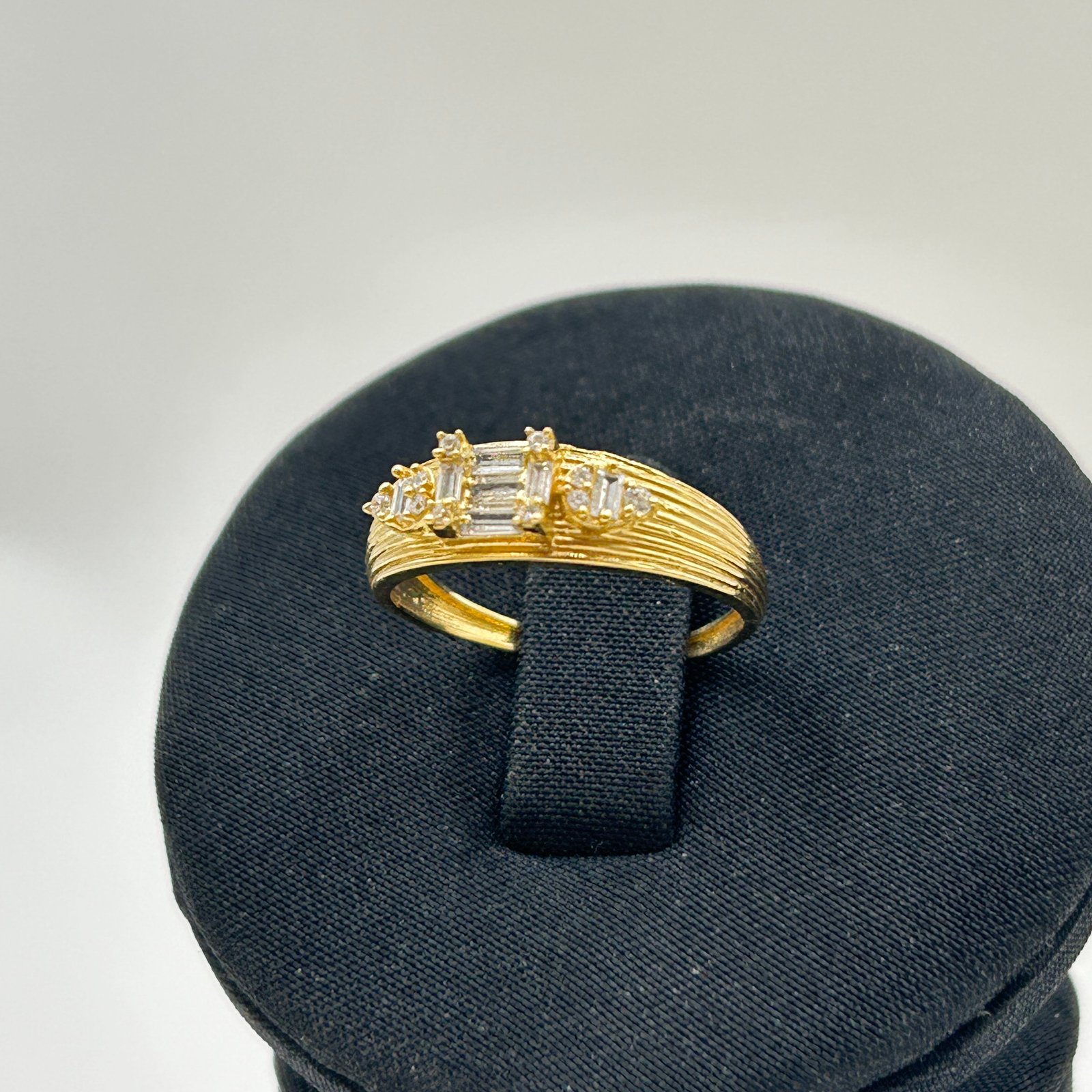 IMG_1837 خاتم ذهب عيار 18 بثلاث فصوص زركون لامعة من جولدانا