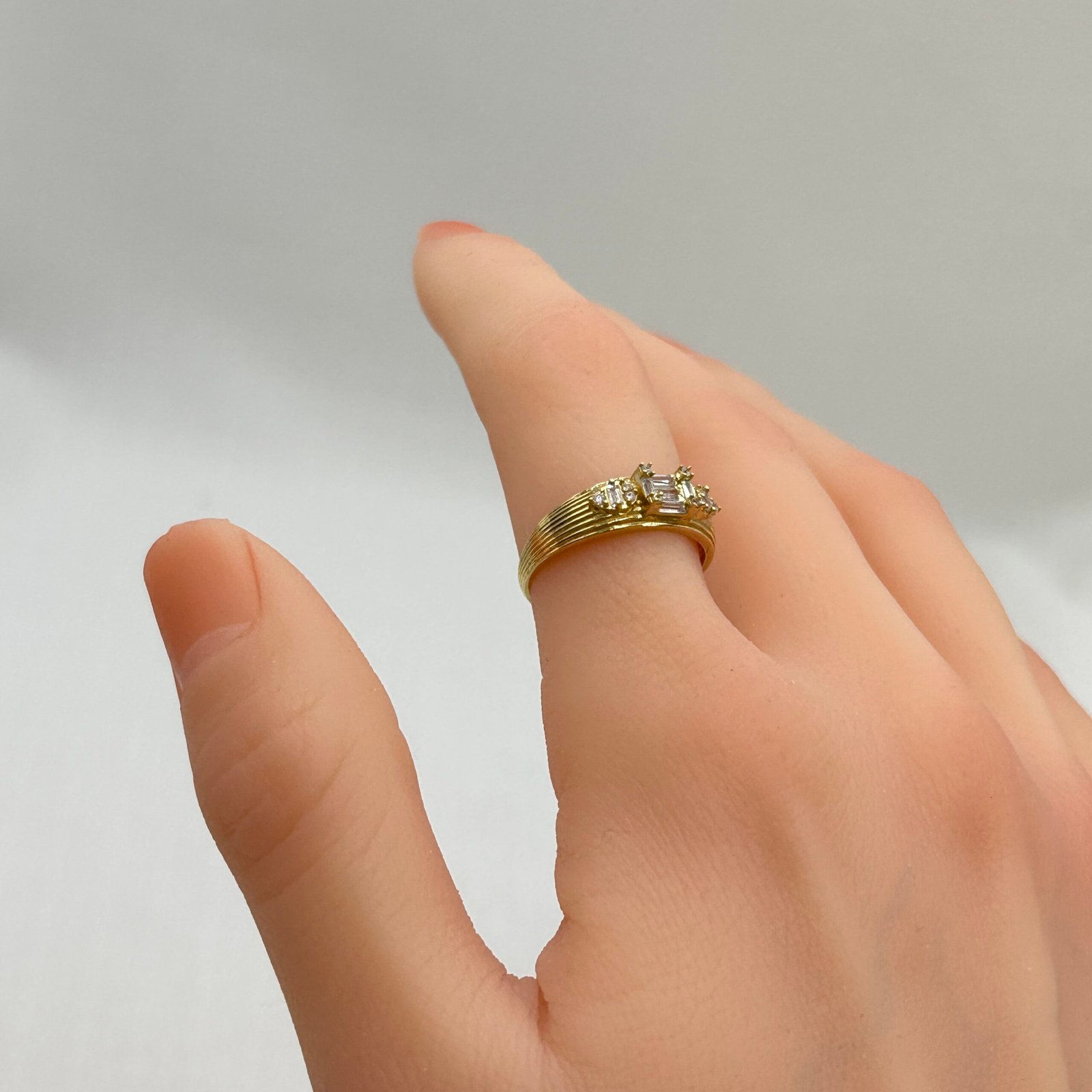 IMG_1838 خاتم ذهب عيار 18 بثلاث فصوص زركون لامعة من جولدانا