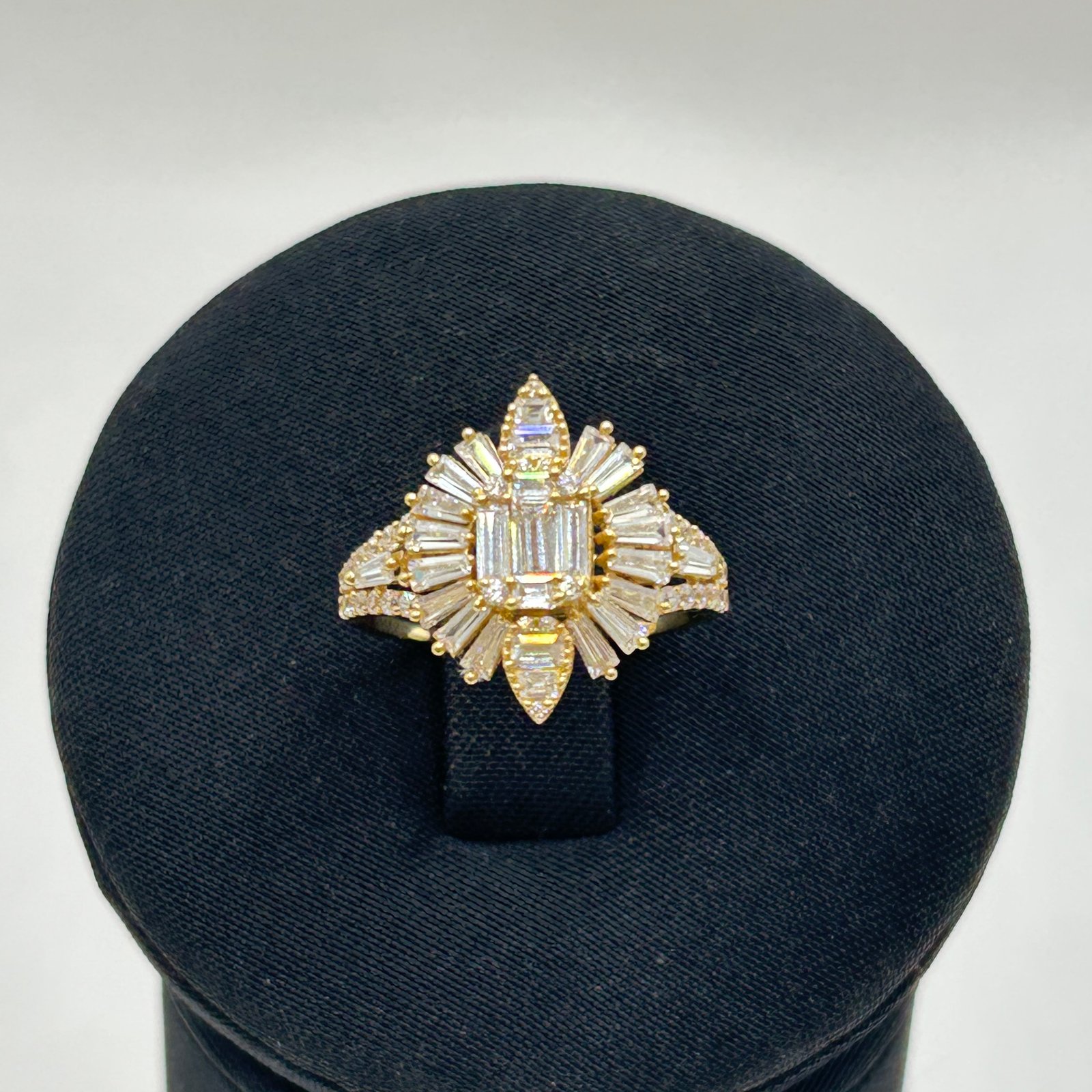 خاتم ذهب عيار 18 زهري الشكل بفصوص زركون براقة من جولدانا