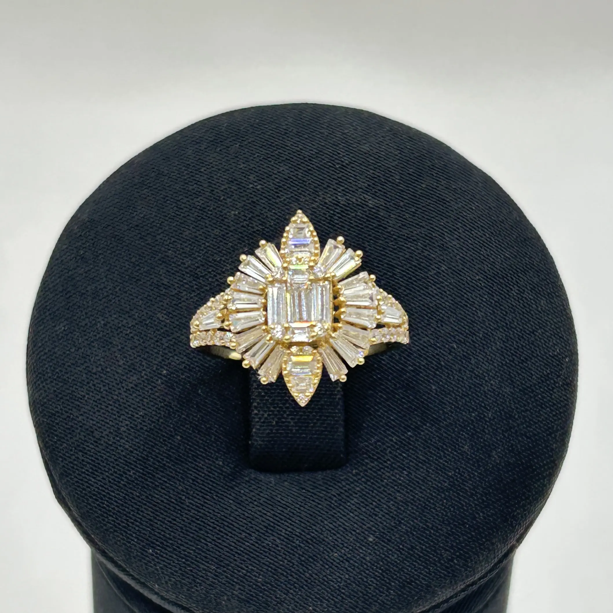 خاتم ذهب عيار 18 زهري الشكل بفصوص زركون براقة من جولدانا