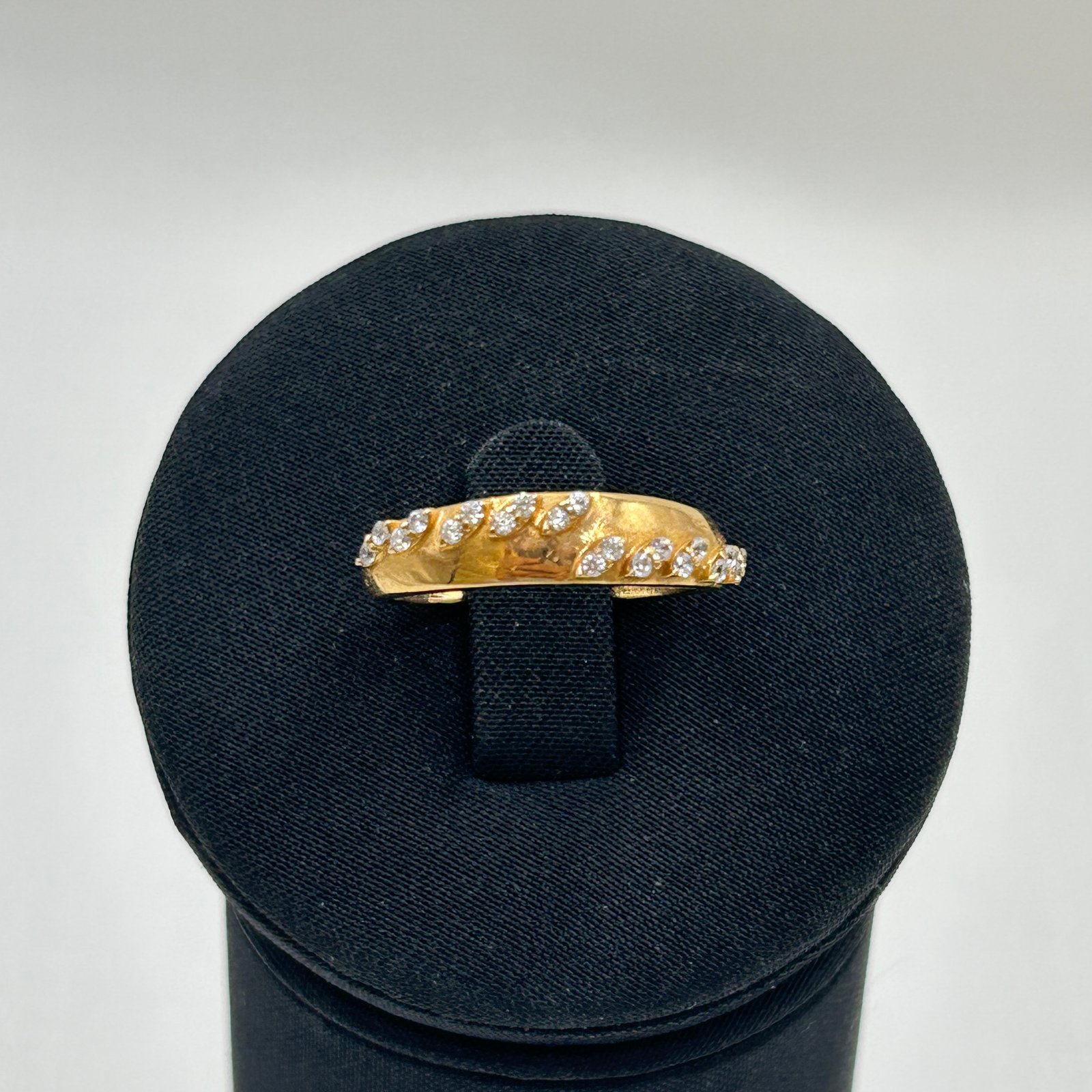 خاتم ذهب عيار 18 بتفاصيل مائلة مرصع بزركون لامع من جولدانا