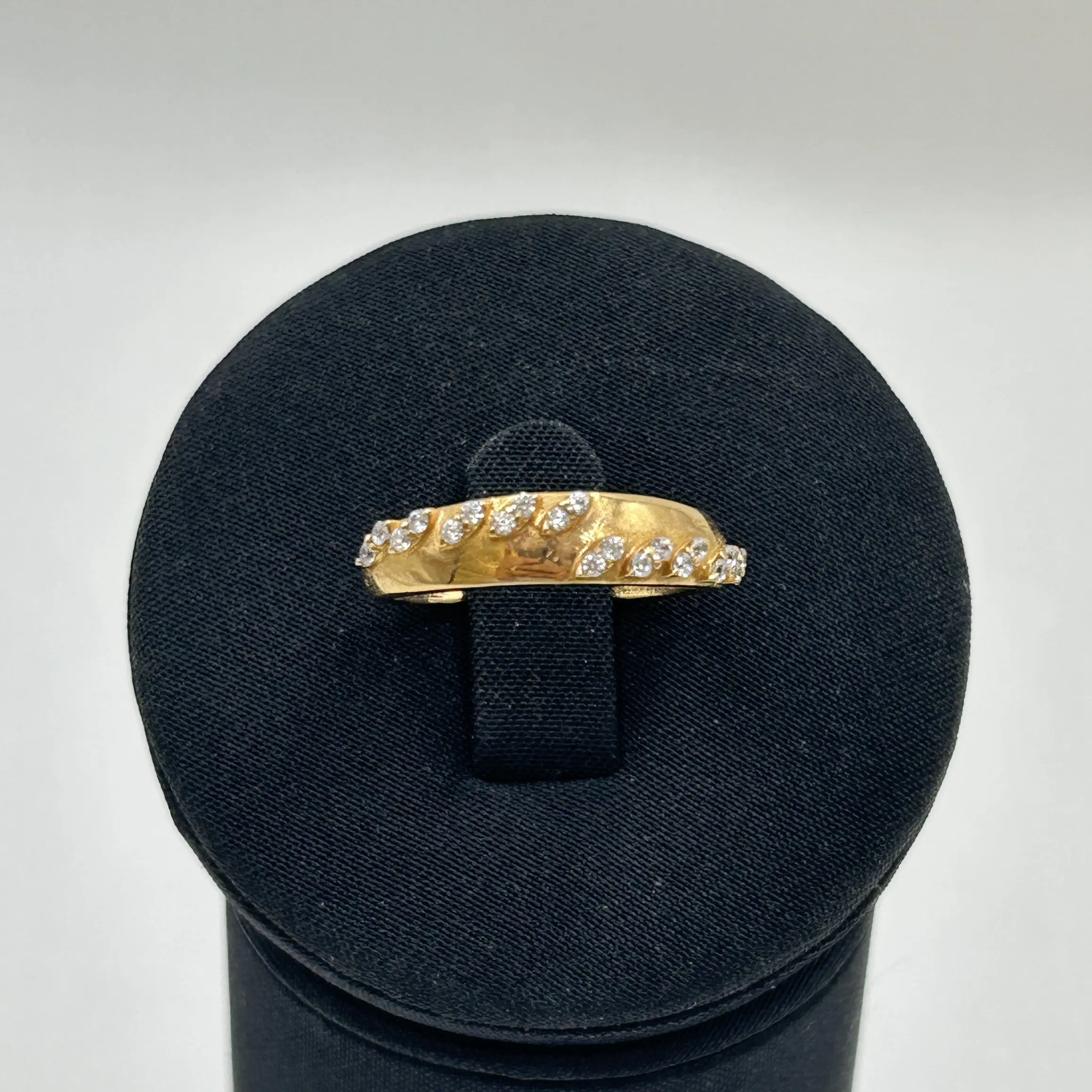 خاتم ذهب عيار 18 بتفاصيل مائلة مرصع بزركون لامع من جولدانا