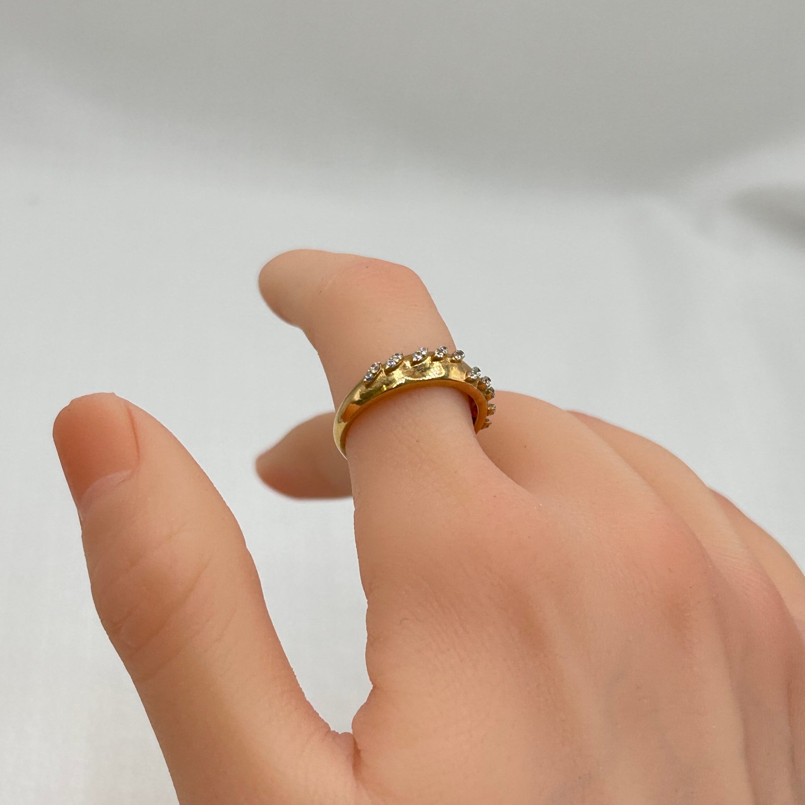 IMG_1847 خاتم ذهب عيار 18 بتفاصيل مائلة مرصع بزركون لامع من جولدانا