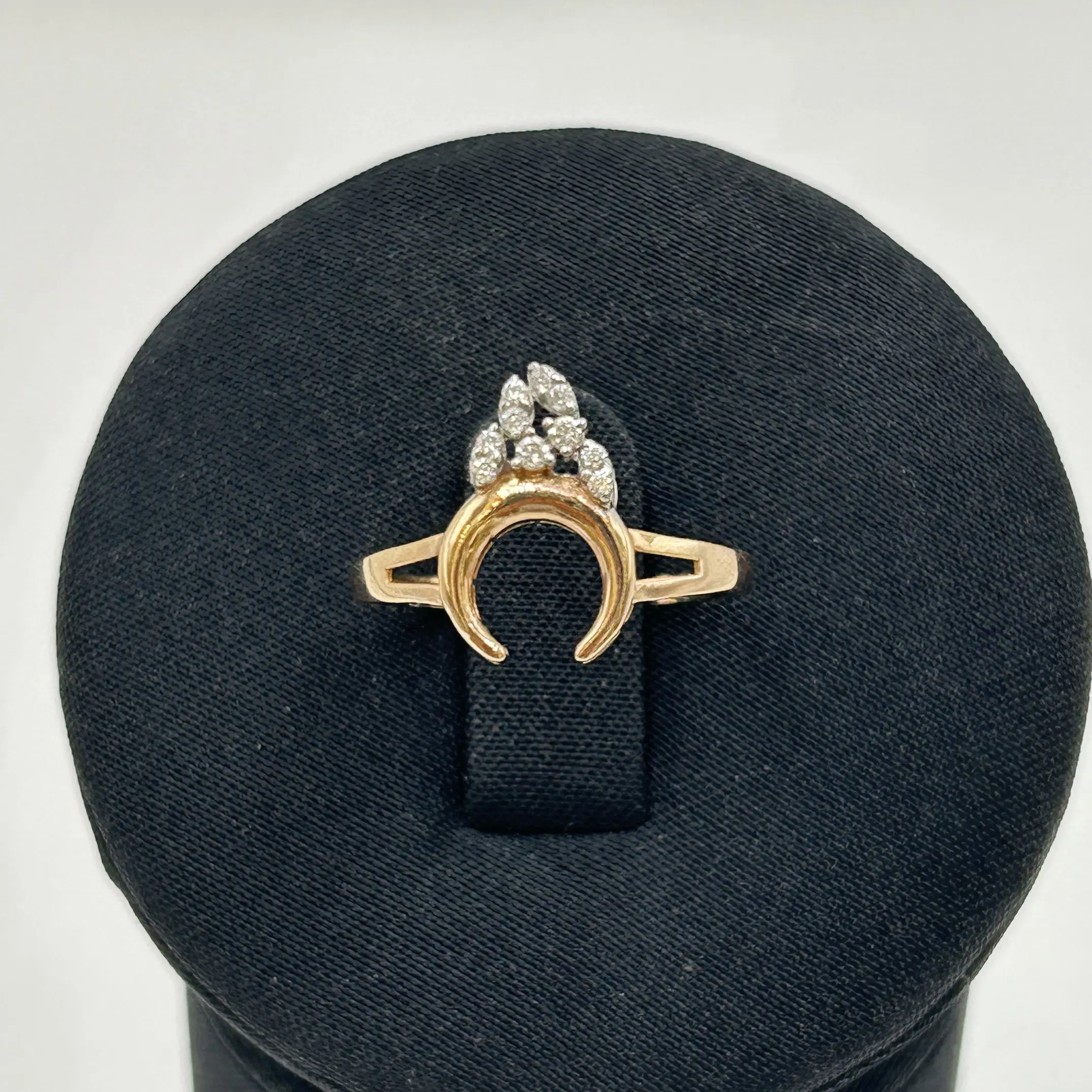 خاتم ذهب عيار 18 بتصميم حدوة حصان مرصعة بالفصوص من جولدانا