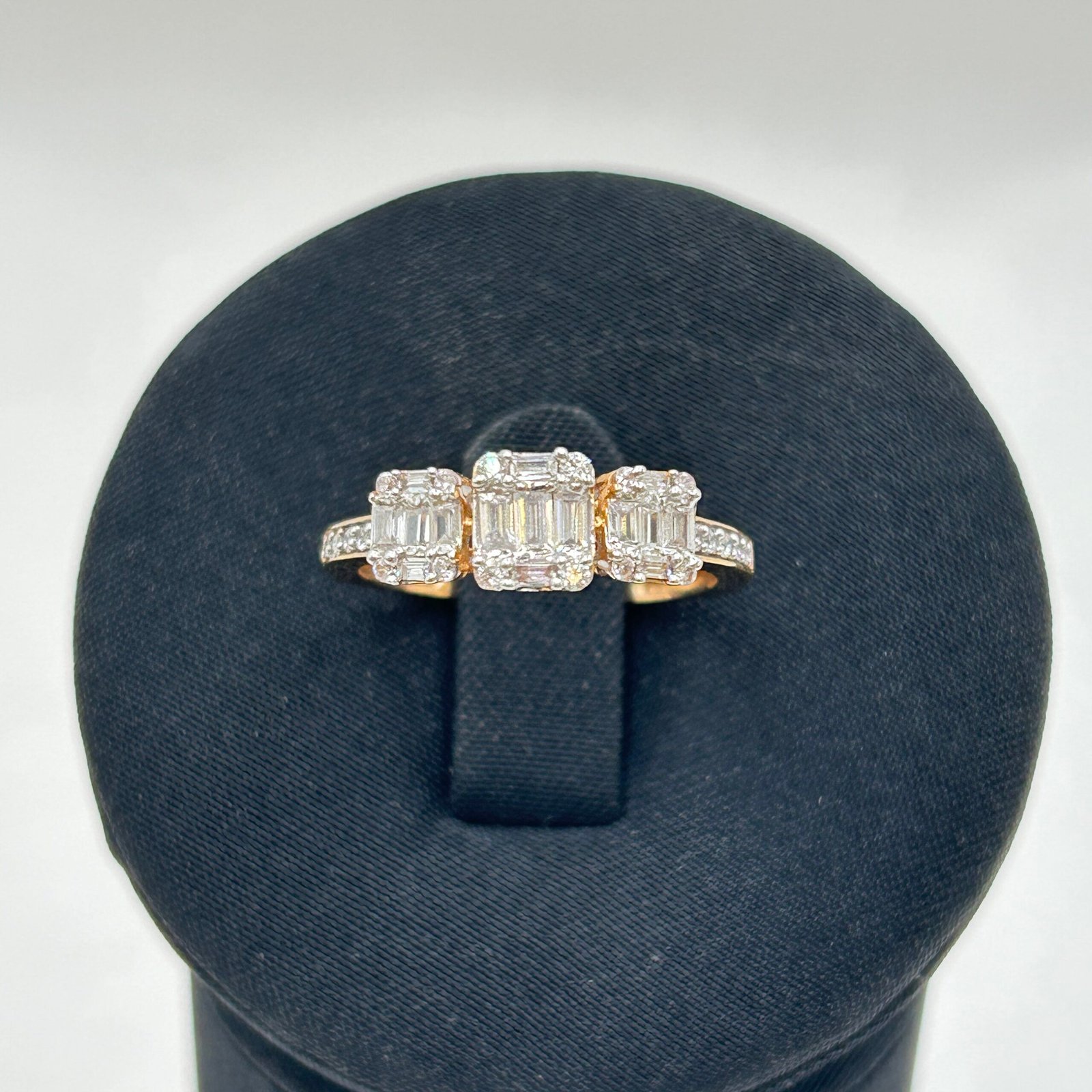 خاتم ذهب عيار 18 بتصميم فصوص مربعة لامعة من جولدانا