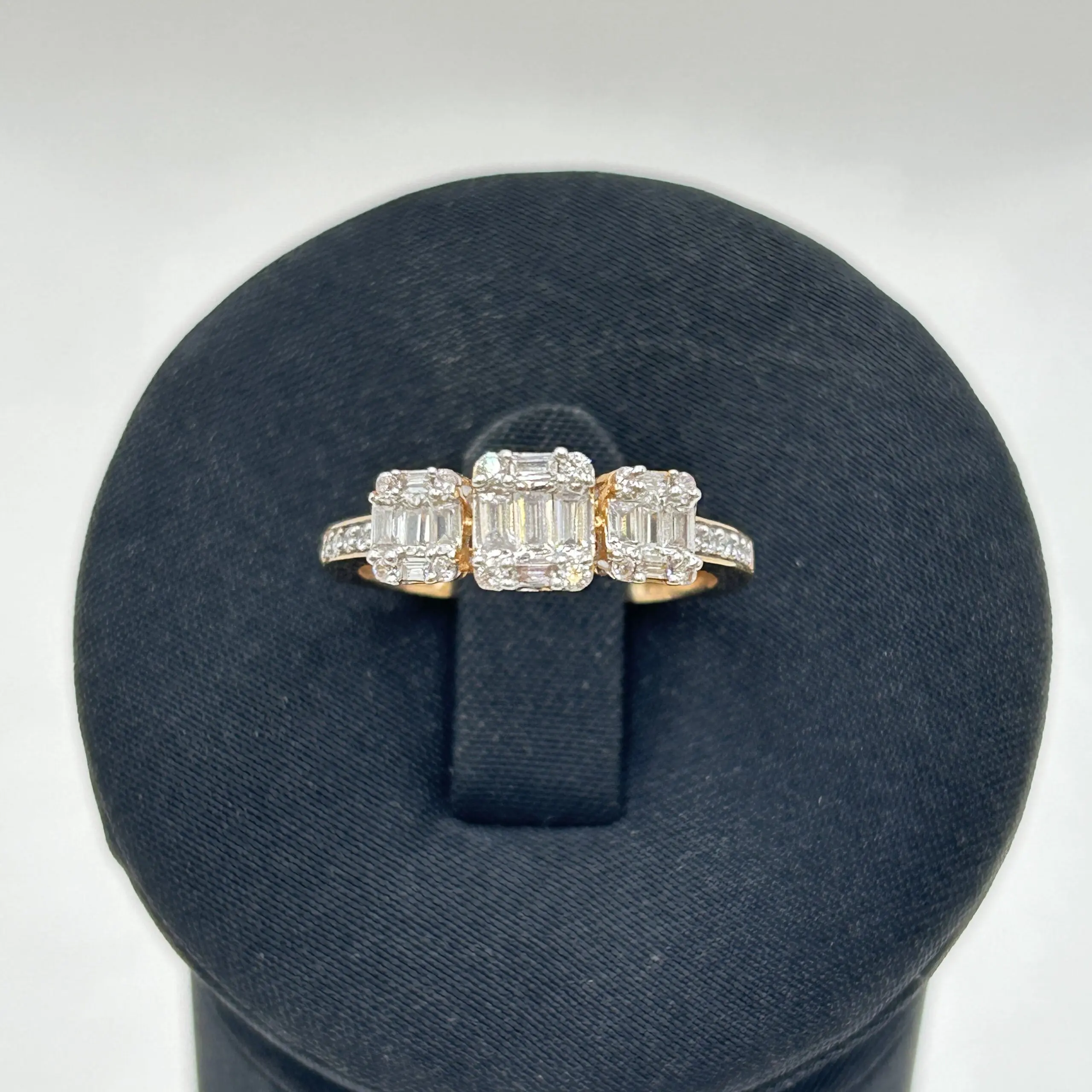 خاتم ذهب عيار 18 بتصميم فصوص مربعة لامعة من جولدانا