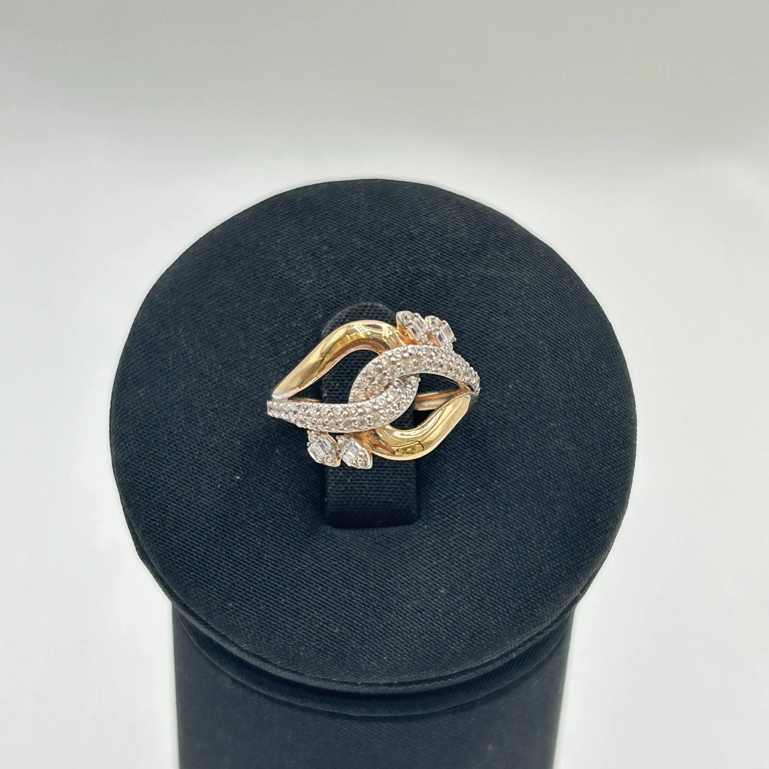 خاتم ذهب عيار 18 بتصميم موجة مرصعة بالفصوص الماسية من جولدانا