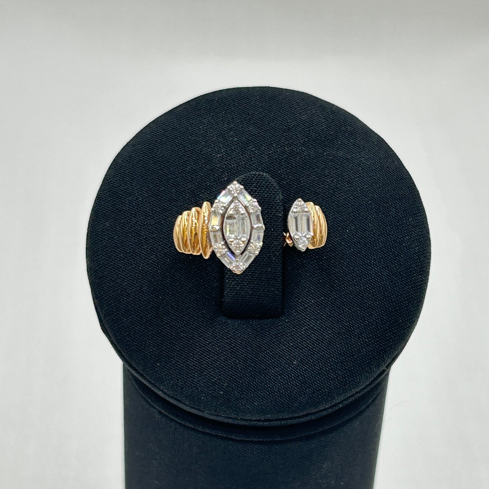 خاتم ذهب عيار 18 بفص مركزي فخم ولمسة زخرفية براقة من جولدانا