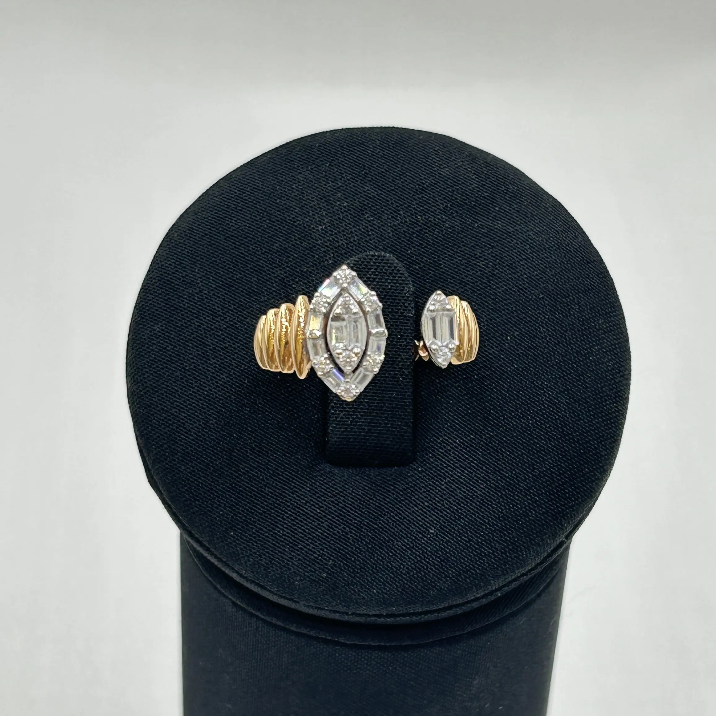 خاتم ذهب عيار 18 بفص مركزي فخم ولمسة زخرفية براقة من جولدانا