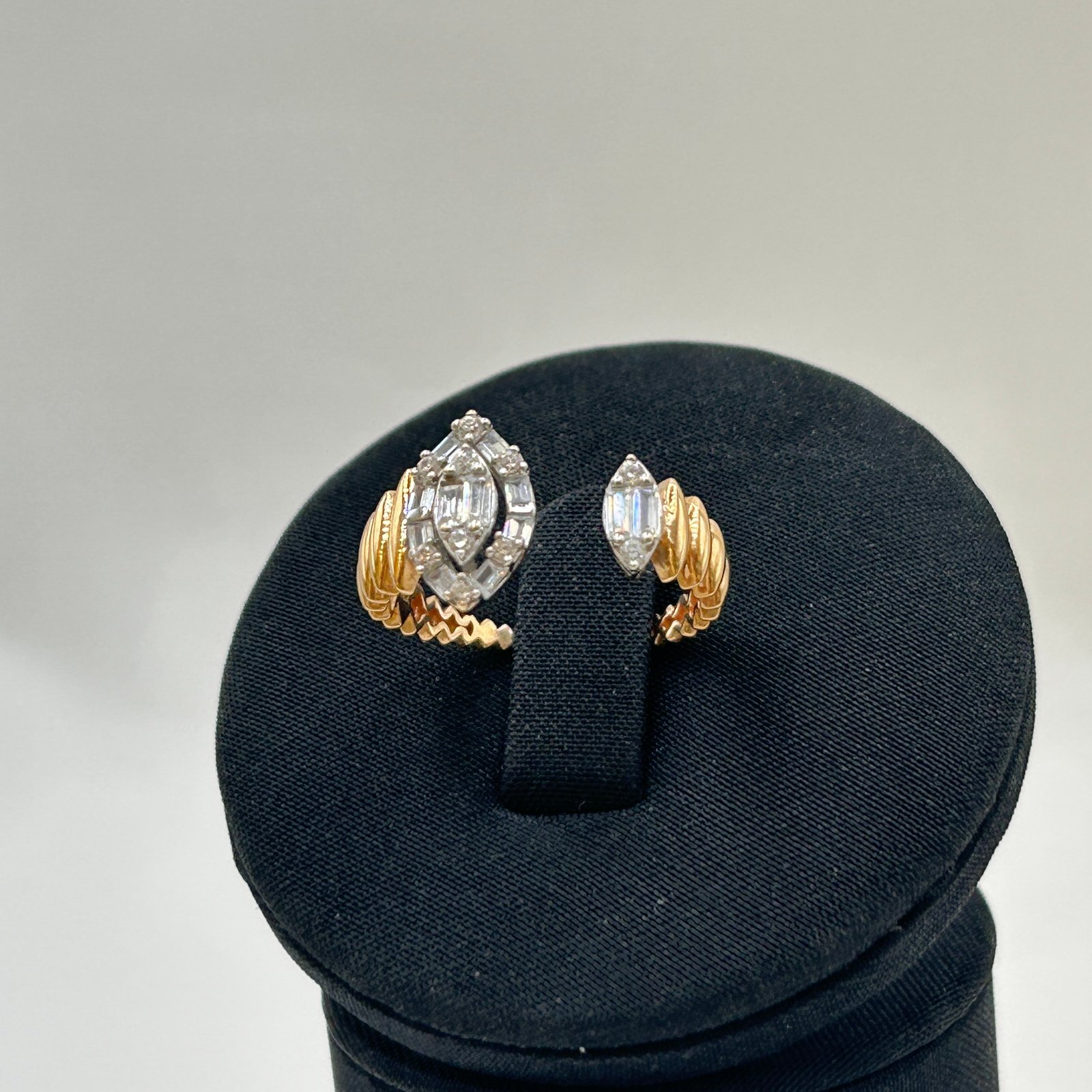 IMG_1872 خاتم ذهب عيار 18 بفص مركزي فخم ولمسة زخرفية براقة من جولدانا