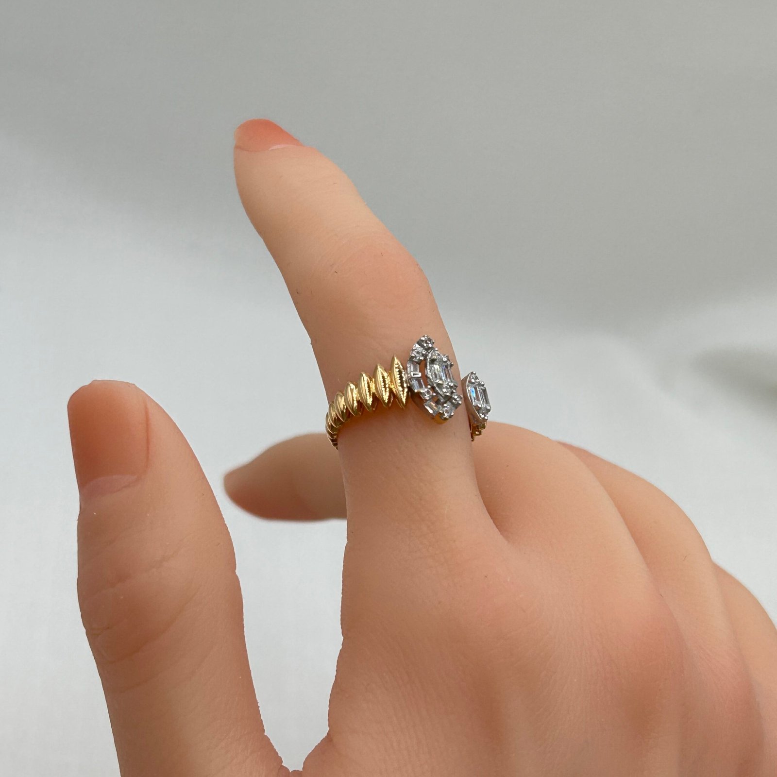 IMG_1873 خاتم ذهب عيار 18 بفص مركزي فخم ولمسة زخرفية براقة من جولدانا