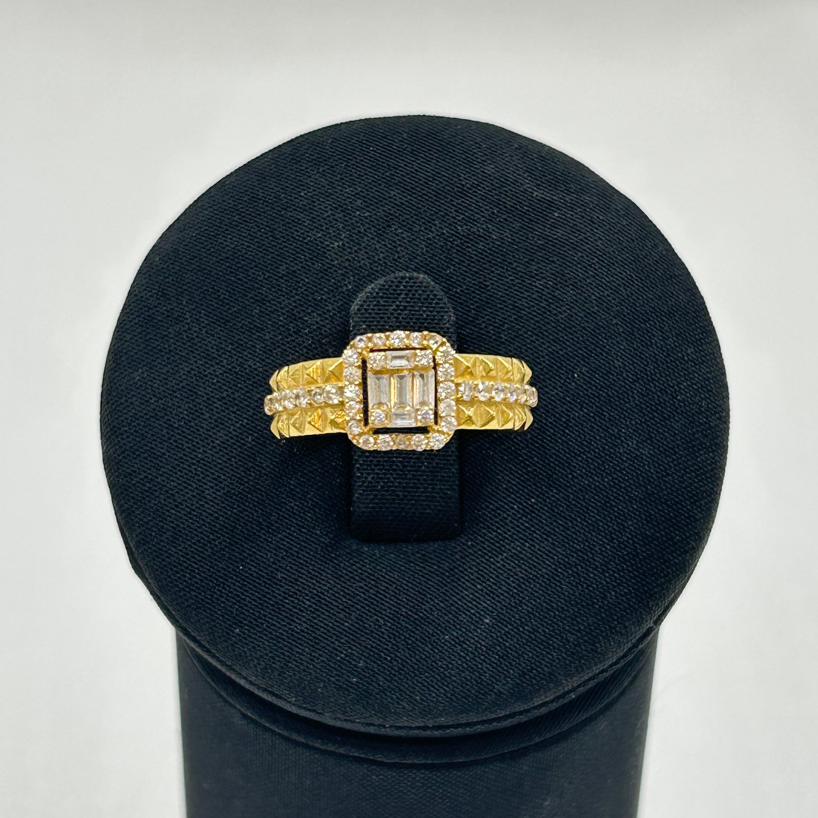 خاتم ذهب عيار 18 تصميم الماس بوزن 2.78 جرام