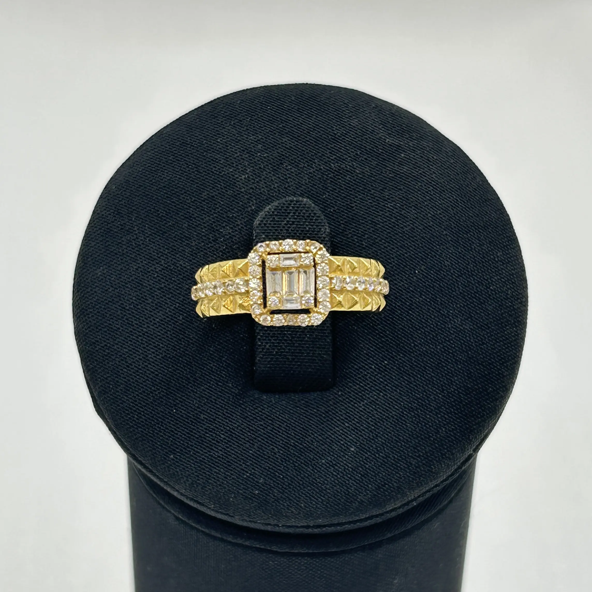 خاتم ذهب عيار 18 تصميم الماس بوزن 2.78 جرام