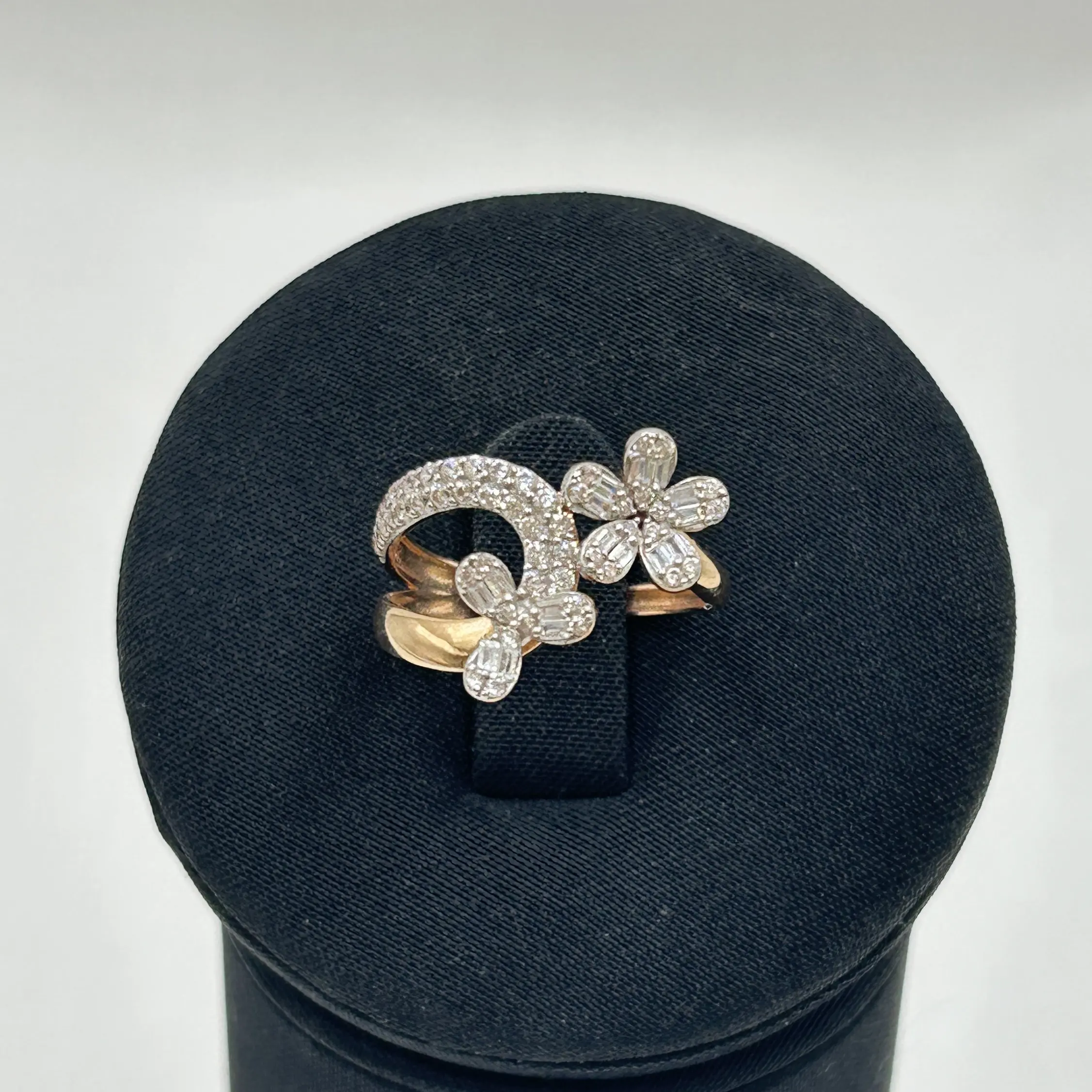 خاتم ذهب عيار 18 تصميم الماس بوزن 2.54 جرام