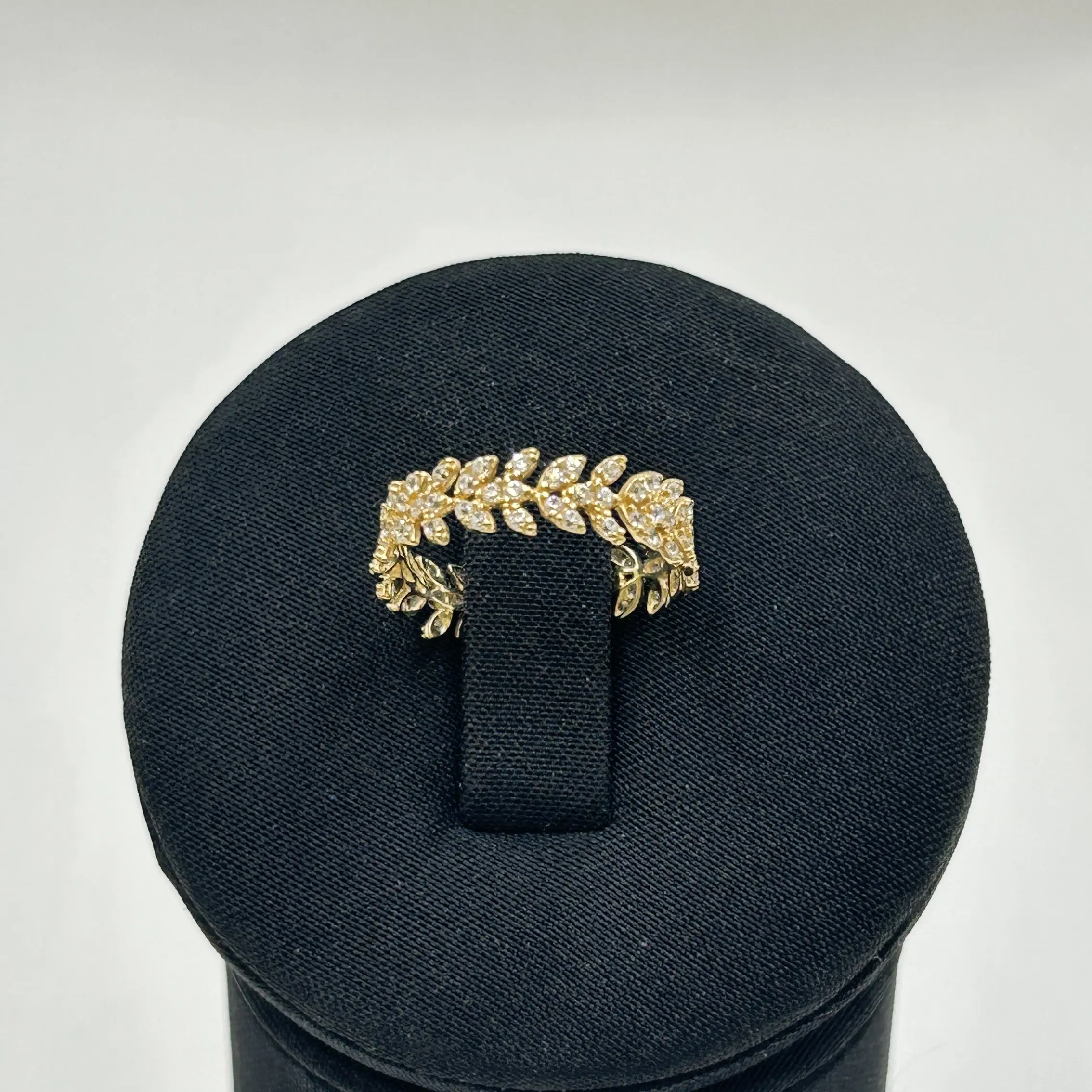 خاتم ذهب عيار 18 تصميم الماس بوزن 1.53 جرام