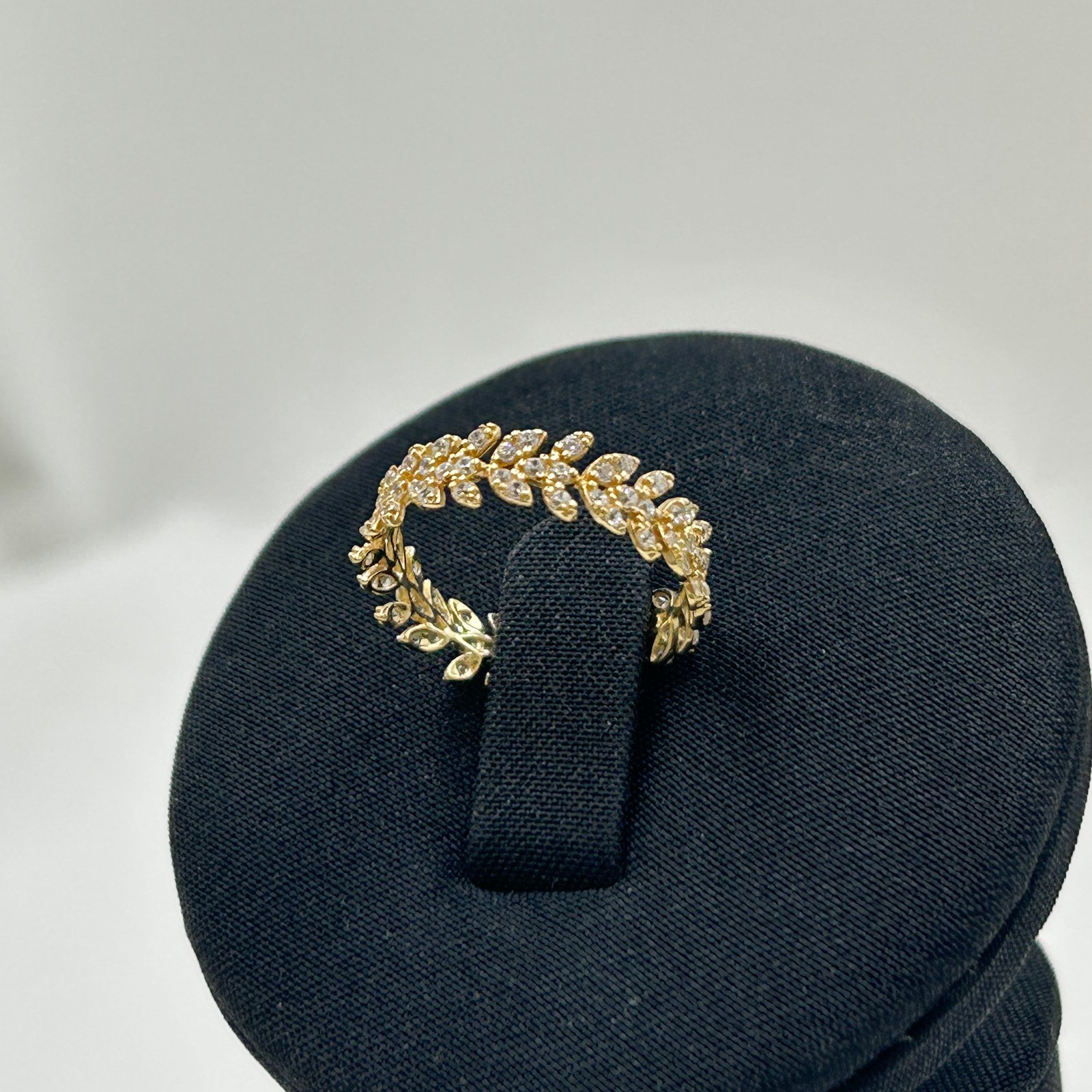 IMG_1888 خاتم ذهب عيار 18 تصميم الماس بوزن 1.53 جرام