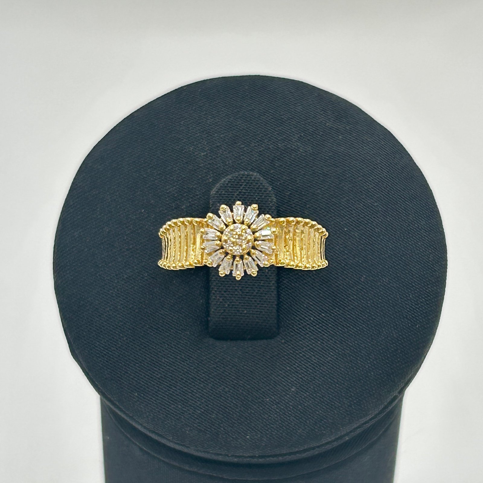 خاتم ذهب عيار 18 تصميم الماس بوزن 2.83 جرام