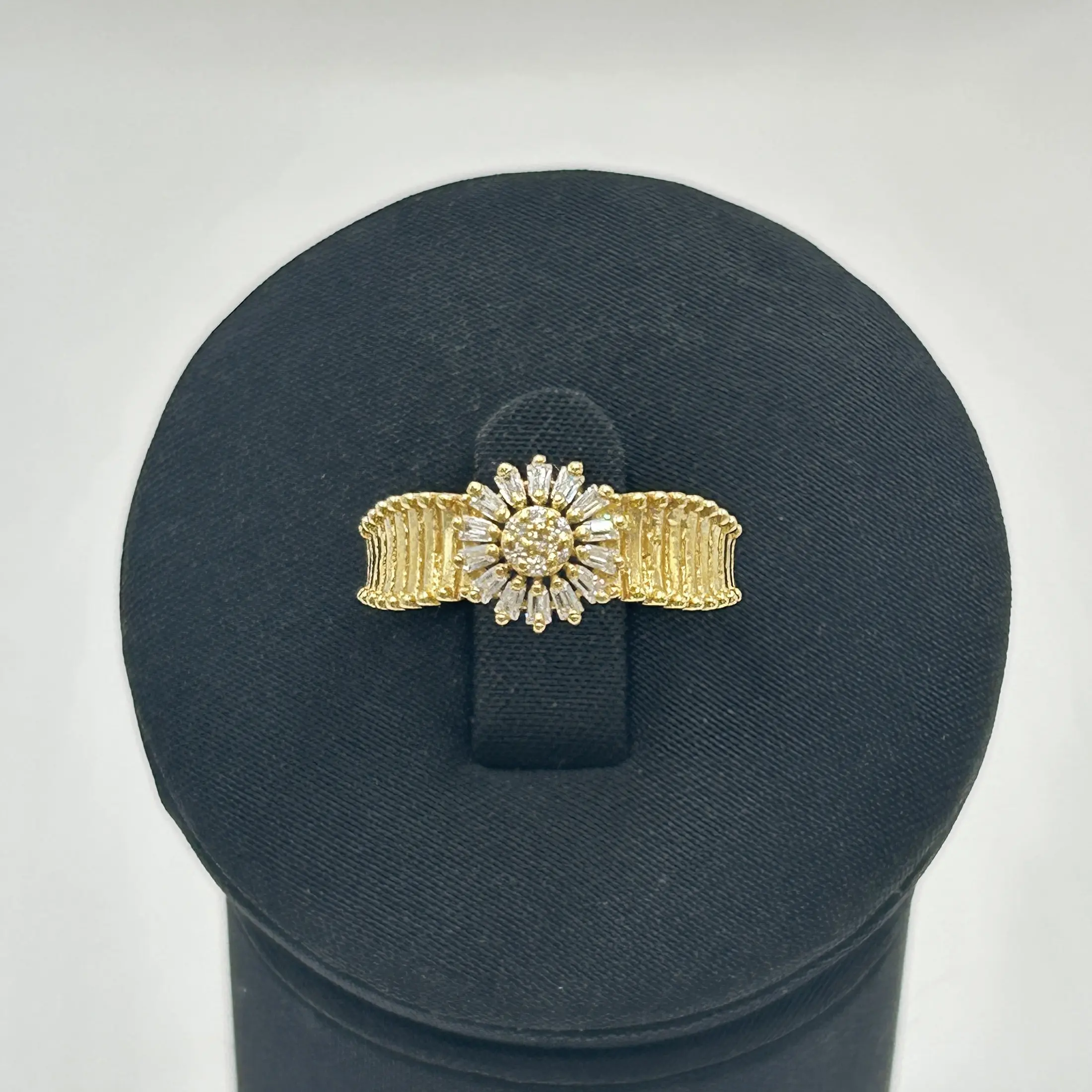 خاتم ذهب عيار 18 تصميم الماس بوزن 2.83 جرام