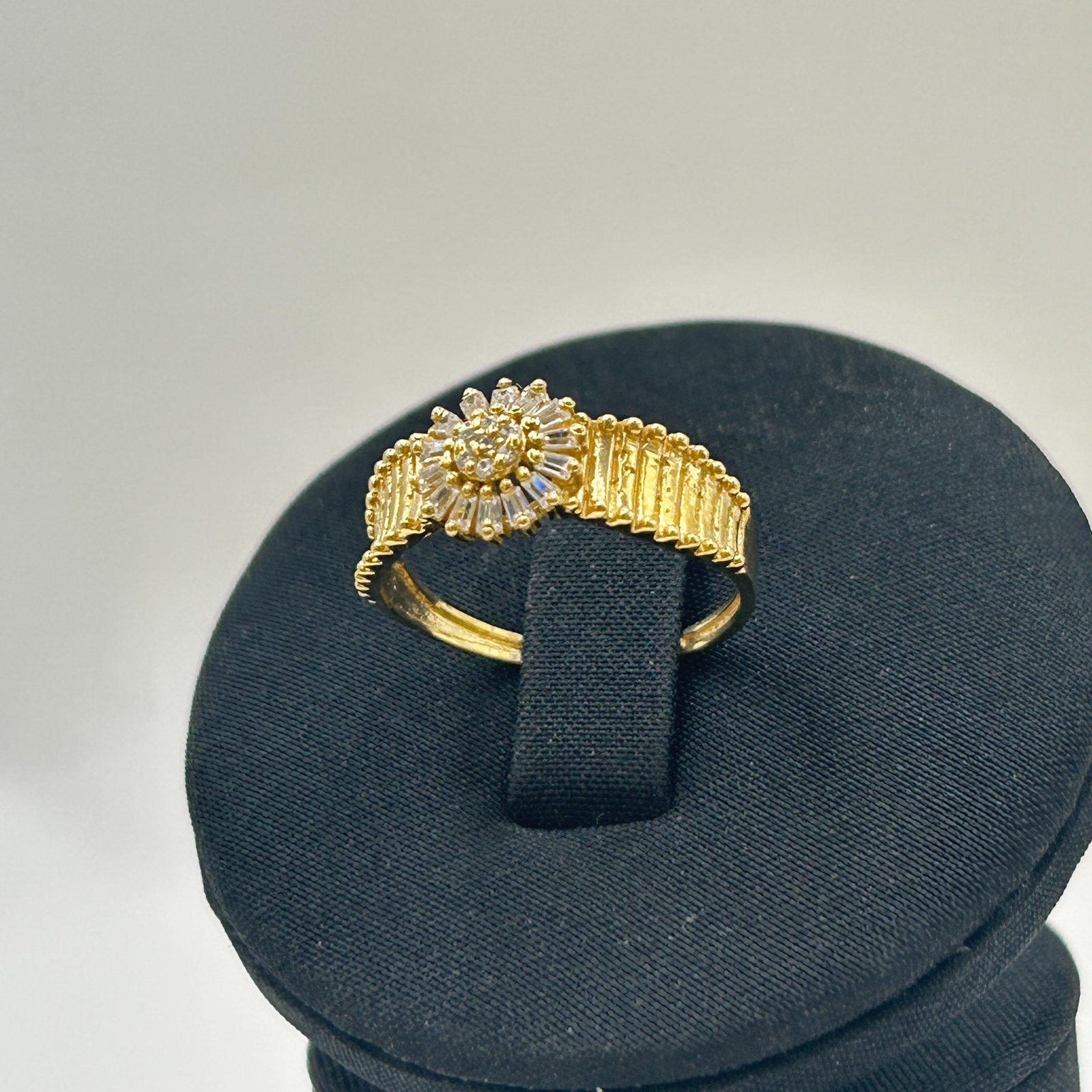 IMG_1900 خاتم ذهب عيار 18 تصميم الماس بوزن 2.83 جرام