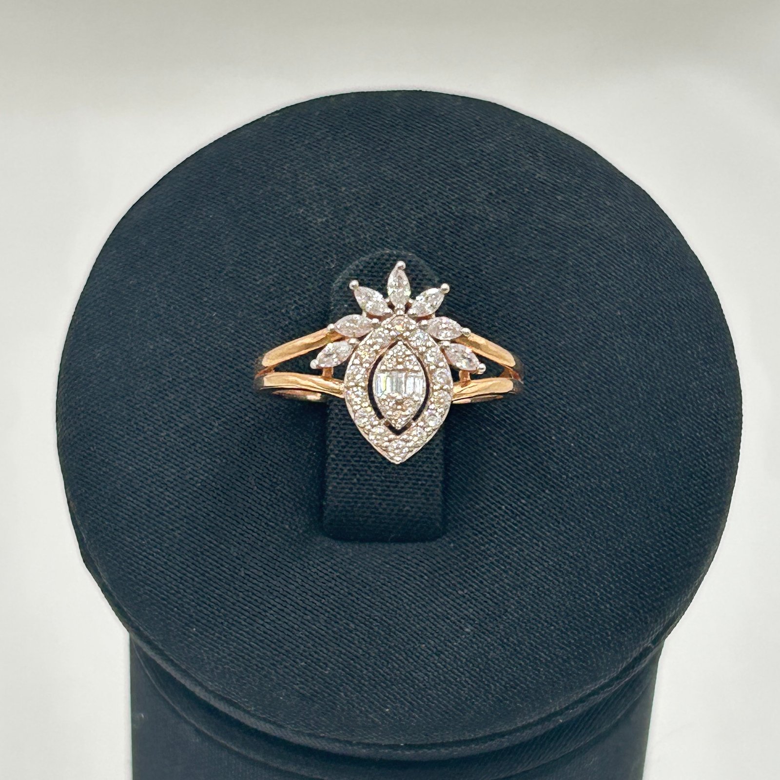 خاتم ذهب عيار 18 تصميم الماس بوزن 2.14 جرام