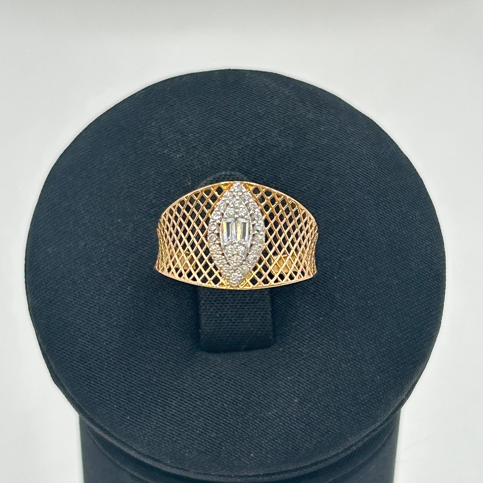 خاتم ذهب عيار 18 تصميم الماس بوزن 1.64 جرام