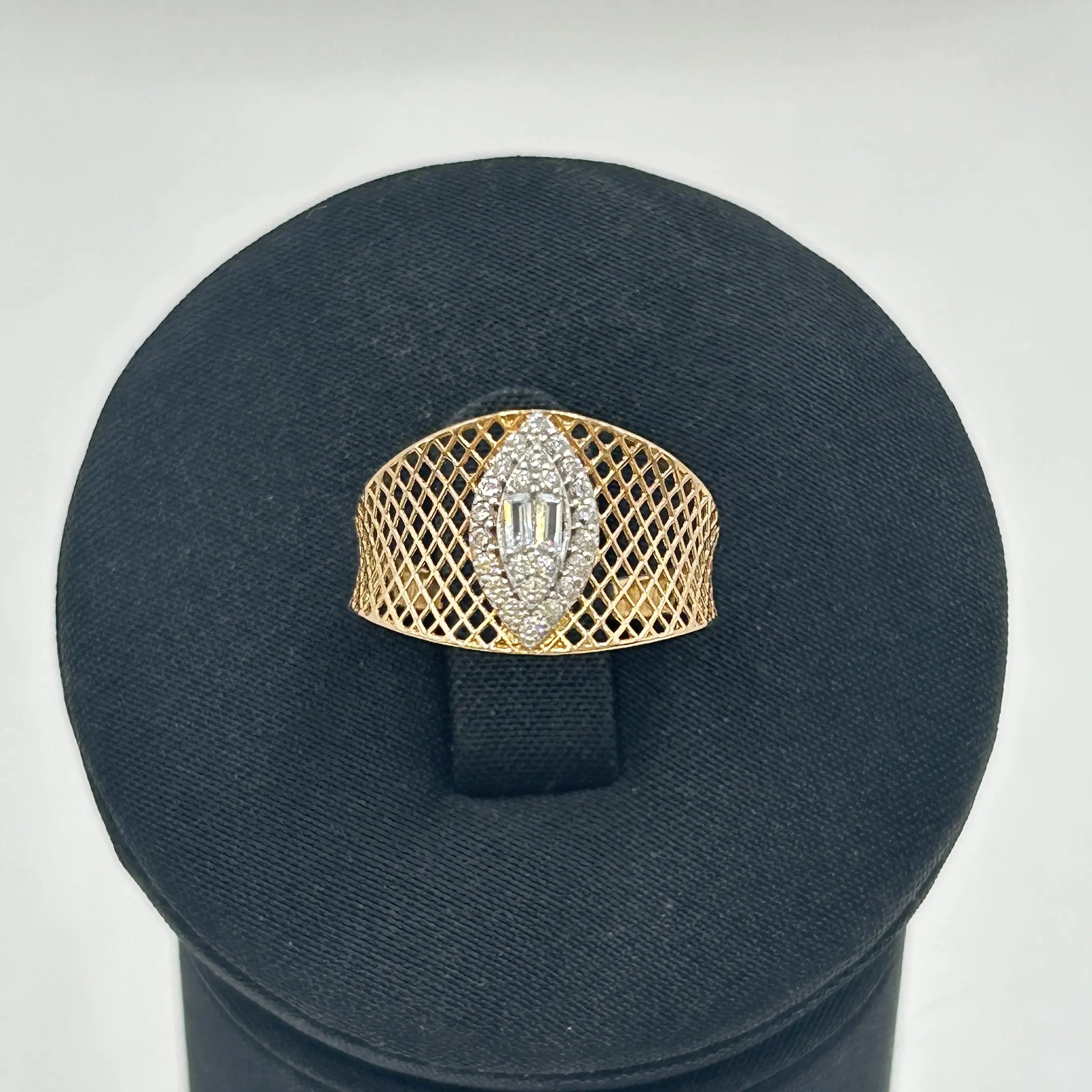 خاتم ذهب عيار 18 تصميم الماس بوزن 1.64 جرام