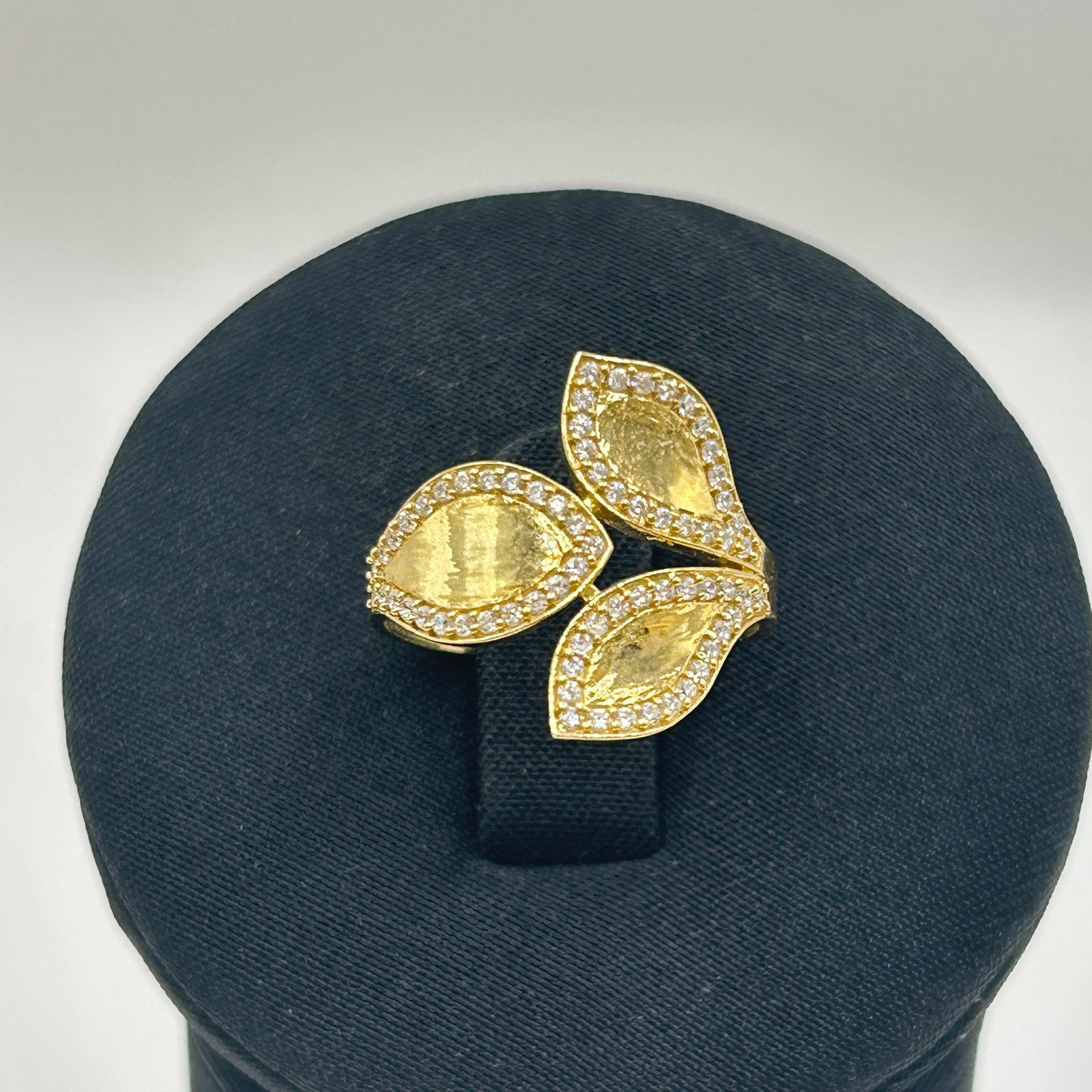 خاتم ذهب عيار 18 تصميم الماس بوزن 2.14 جرام