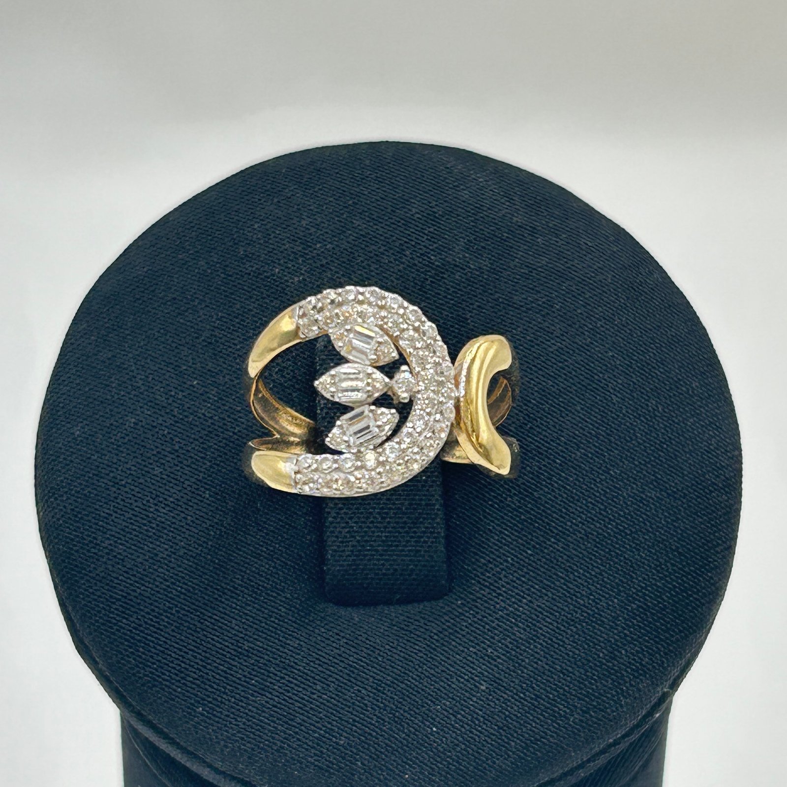 خاتم ذهب عيار 18 تصميم الماس بزخرفة منحنية فاخرة من جولدانا