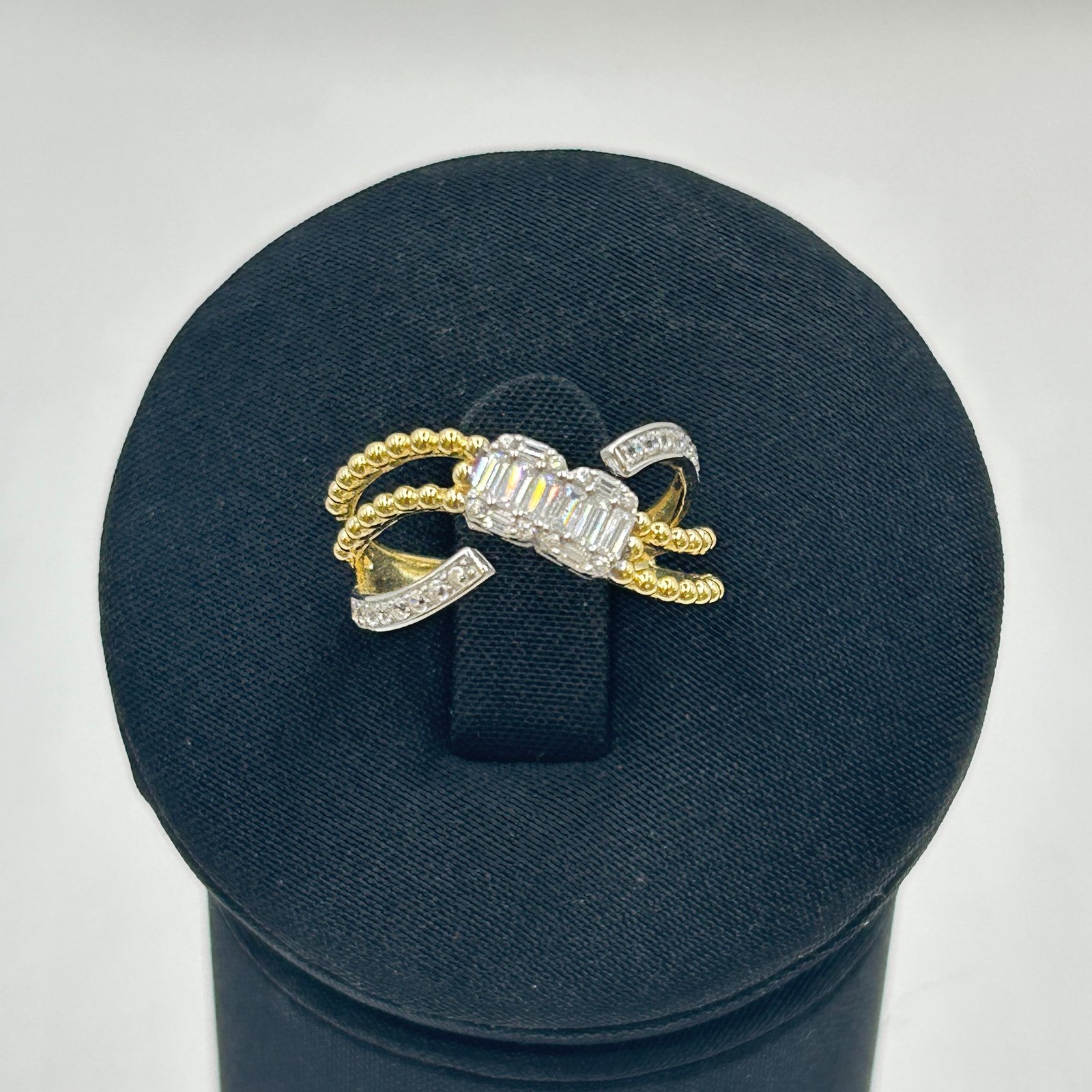 خاتم ذهب عيار 18 تصميم الماس مرصع بفصوص زركون ناعمة على شكل موج