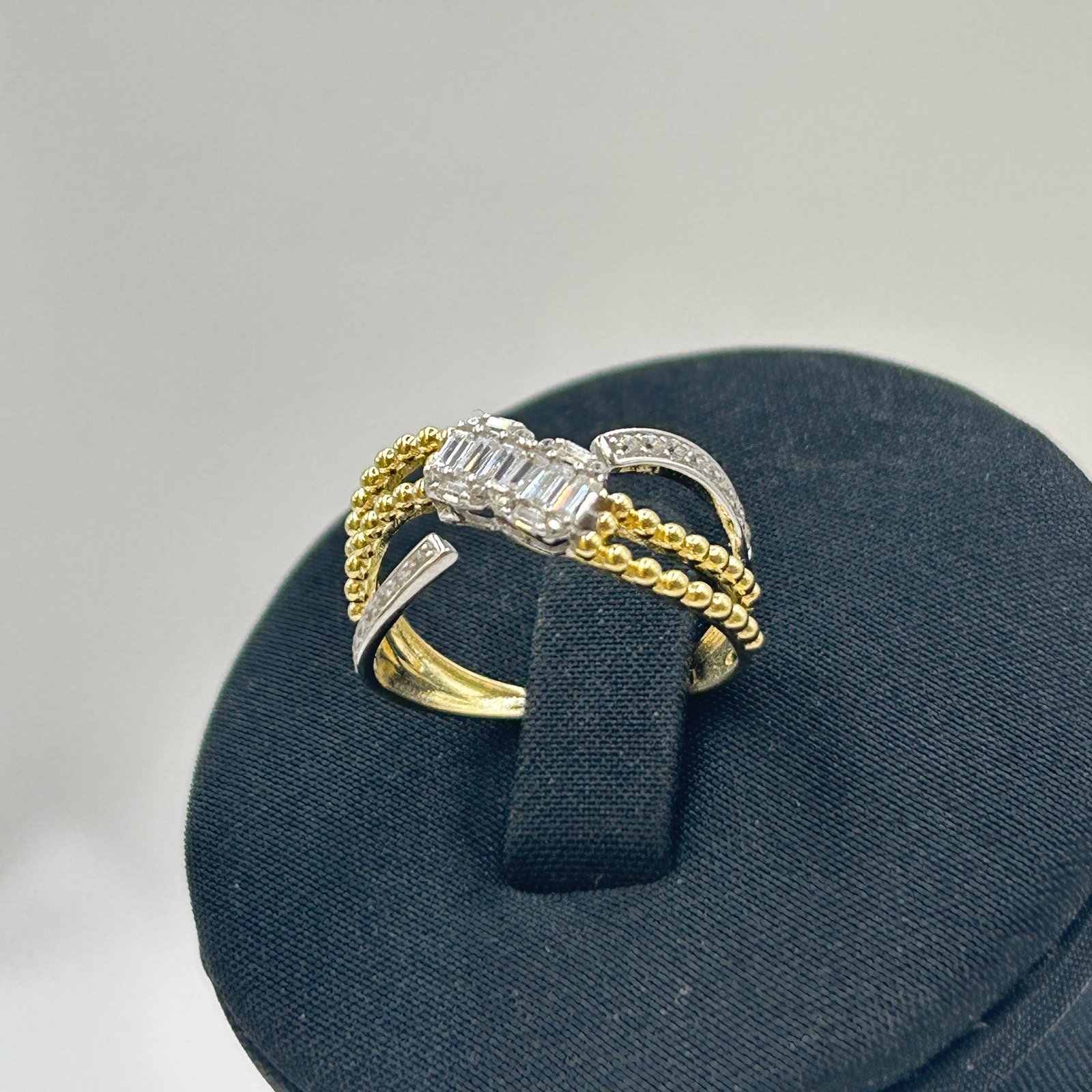 IMG_1945 خاتم ذهب عيار 18 تصميم الماس مرصع بفصوص زركون ناعمة على شكل موج