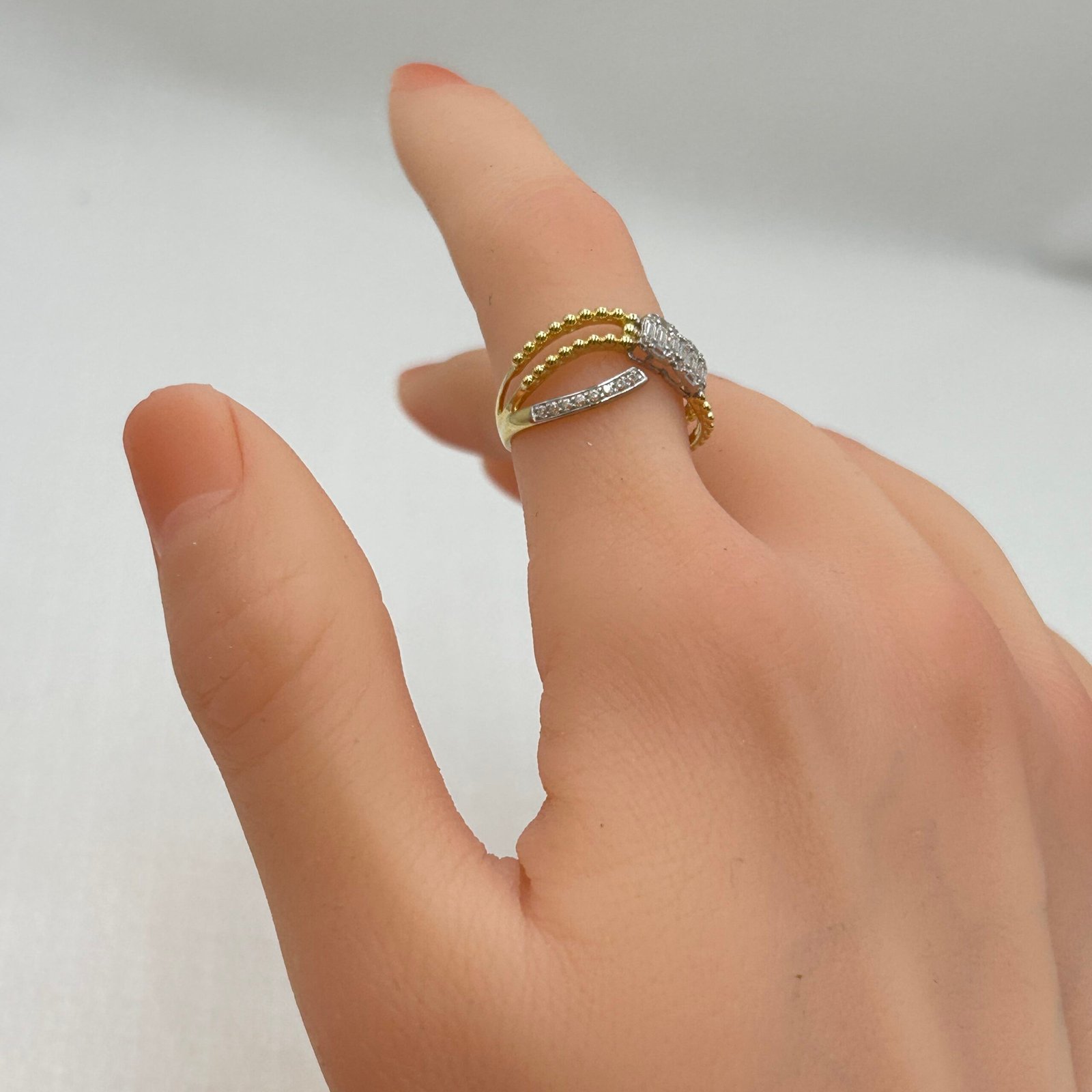 IMG_1946 خاتم ذهب عيار 18 تصميم الماس مرصع بفصوص زركون ناعمة على شكل موج