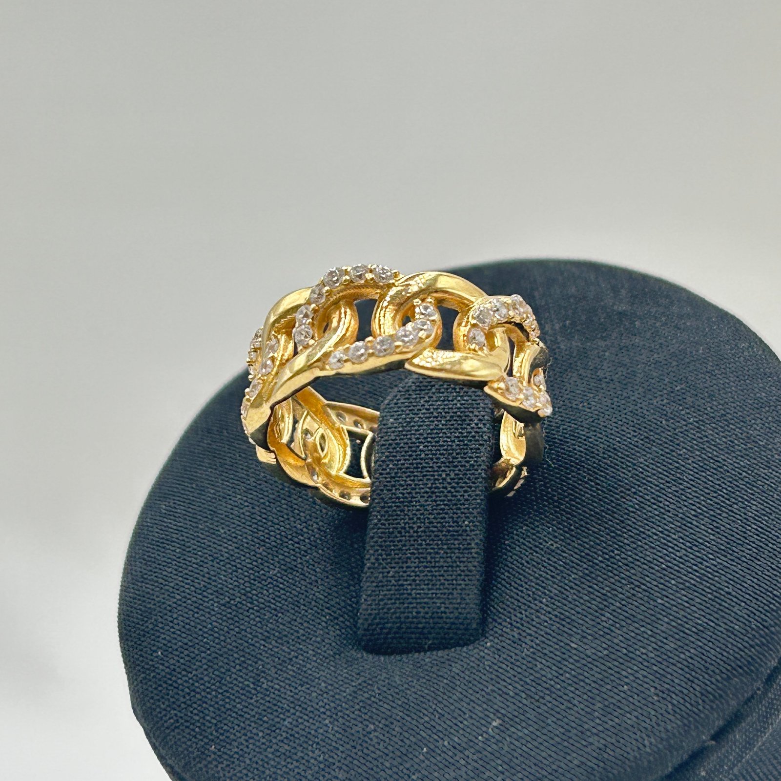 IMG_1950 خاتم ذهب عيار 18 تصميم الماس بوزن 3.77 جرام