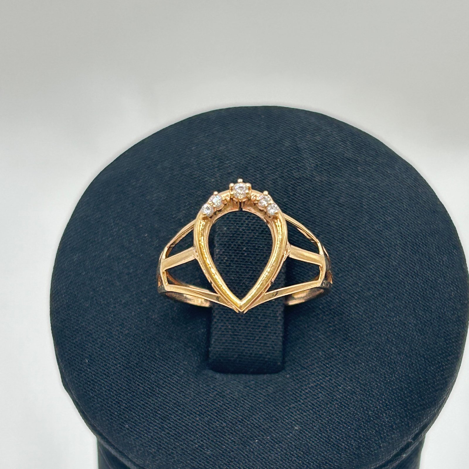 خاتم ذهب عيار 18 تصميم الماس بوزن 2.06 جرام