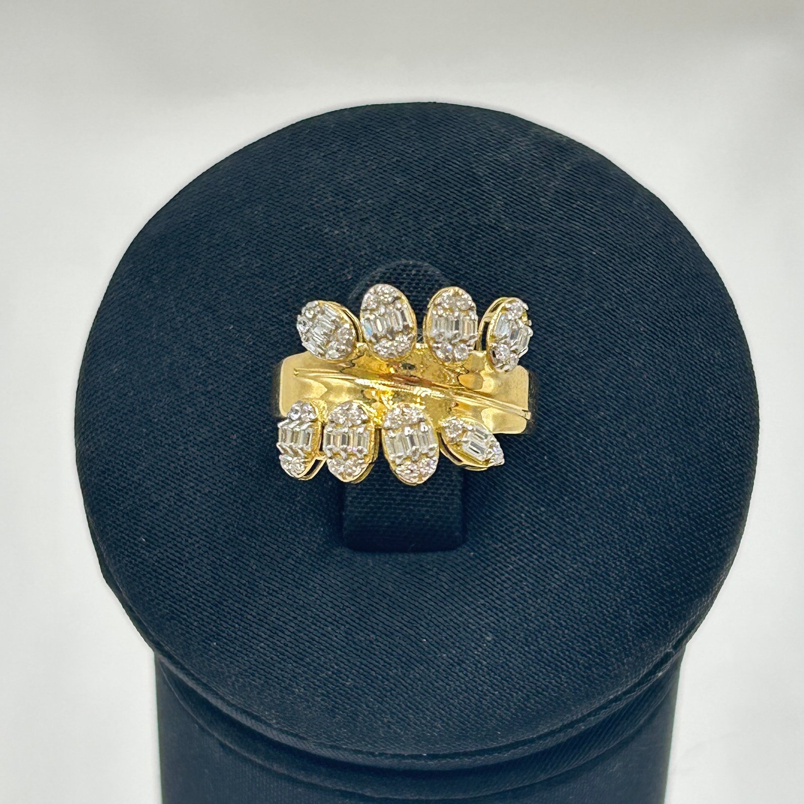 خاتم ذهب عيار 18 بتصميم عصري مفتوح وفصوص زركون لامعة من جولدانا