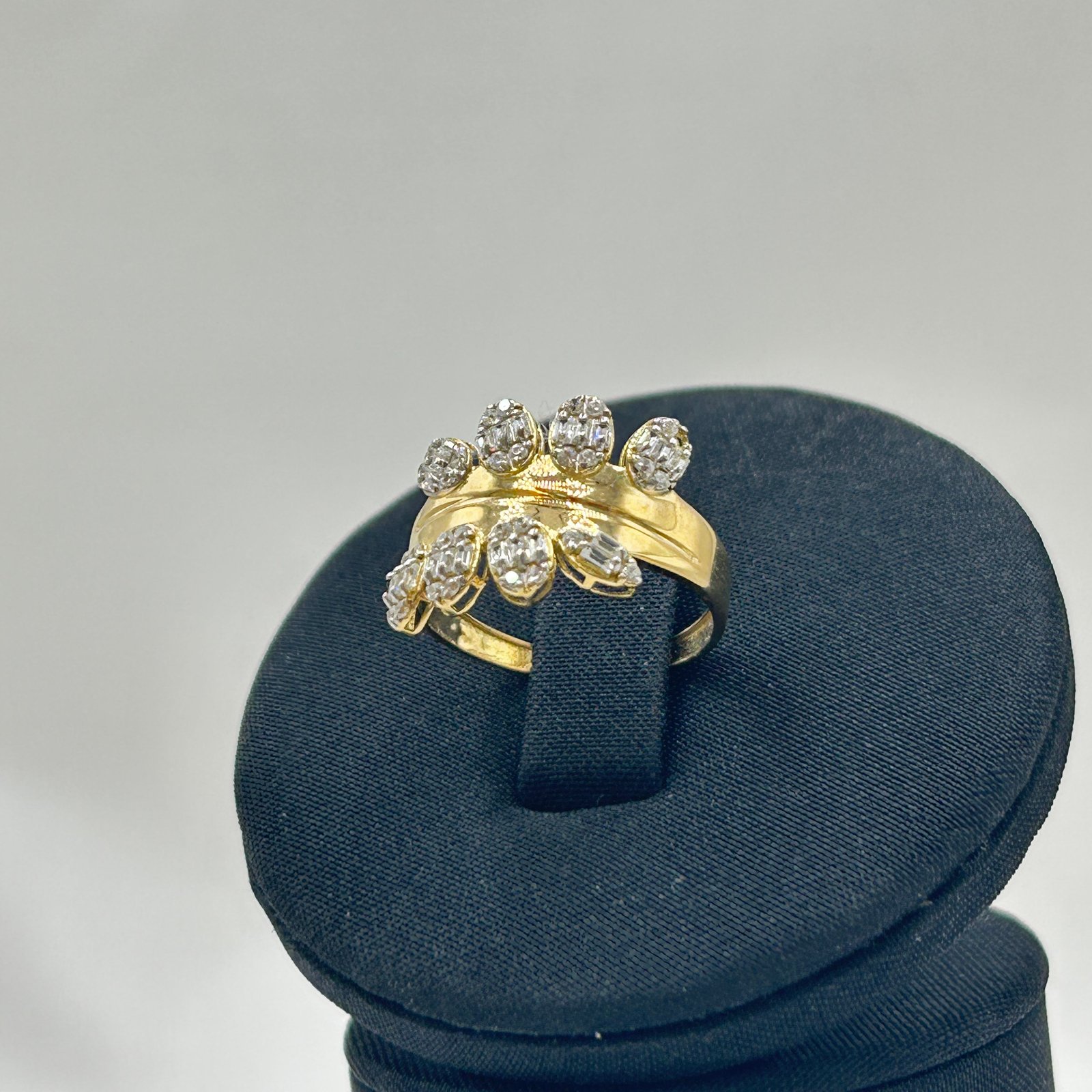 IMG_1965 خاتم ذهب عيار 18 بتصميم عصري مفتوح وفصوص زركون لامعة من جولدانا