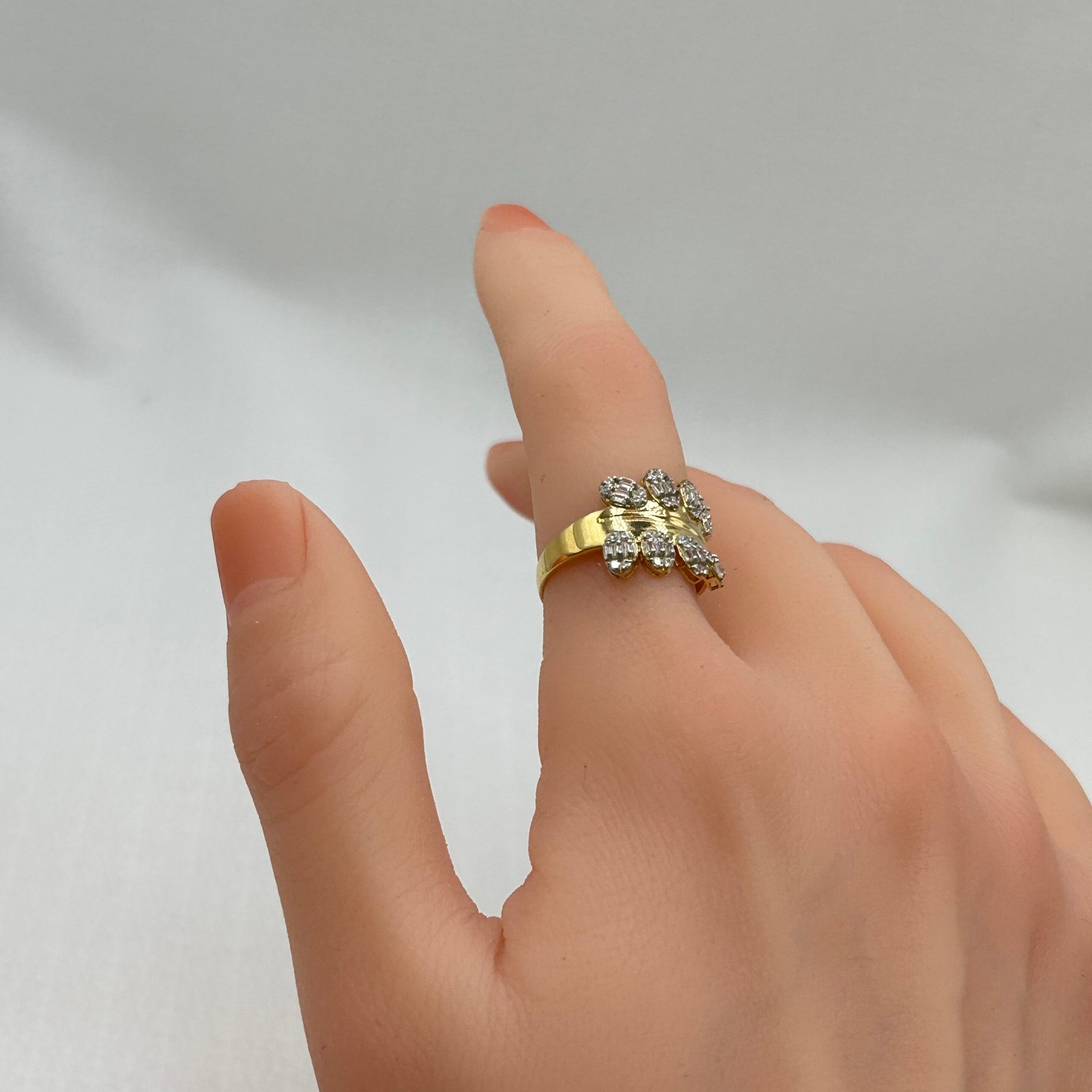 IMG_1966 خاتم ذهب عيار 18 بتصميم عصري مفتوح وفصوص زركون لامعة من جولدانا