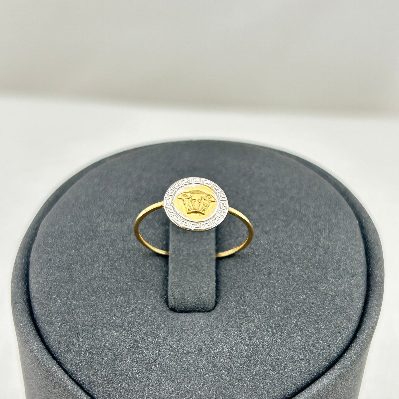 خاتم ذهب عيار 18 بتصميم ميدوسا الإيطالي بفصوص منحوتة من جولدانا