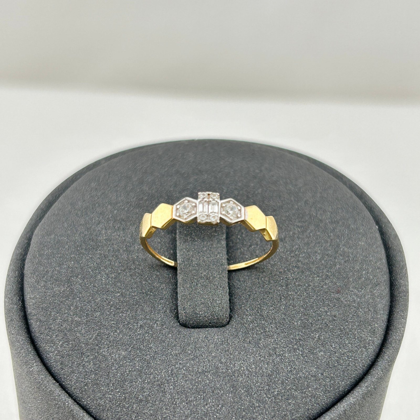 خاتم ذهب عيار 18 هندسة النور بفصوص زركون هندسية من جولدانا