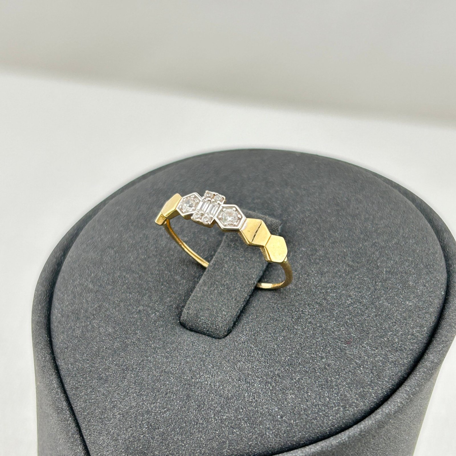 IMG_2028 خاتم ذهب عيار 18 هندسة النور بفصوص زركون هندسية من جولدانا