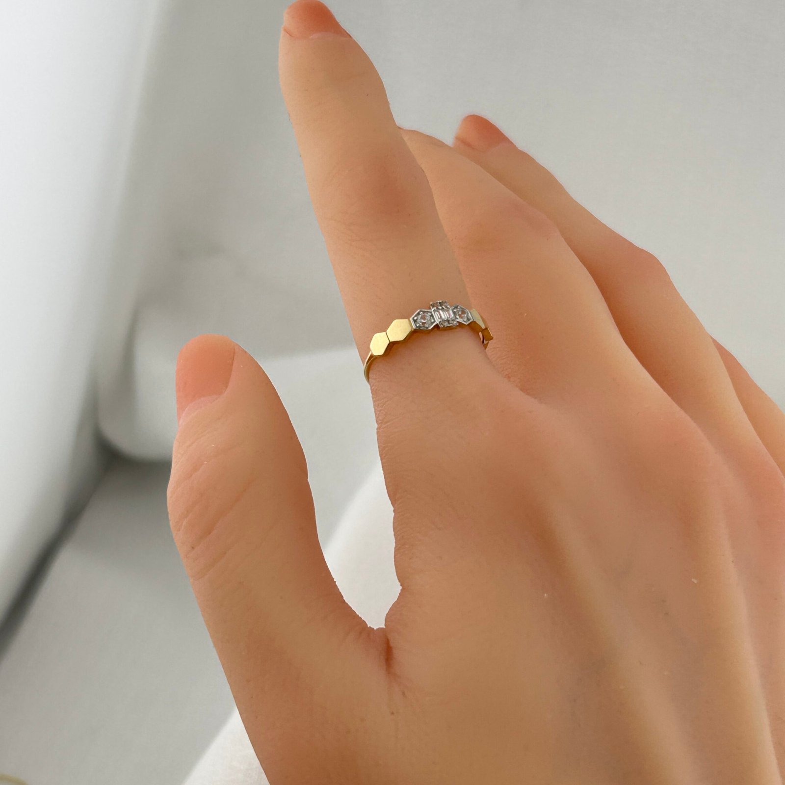 IMG_2029 خاتم ذهب عيار 18 هندسة النور بفصوص زركون هندسية من جولدانا