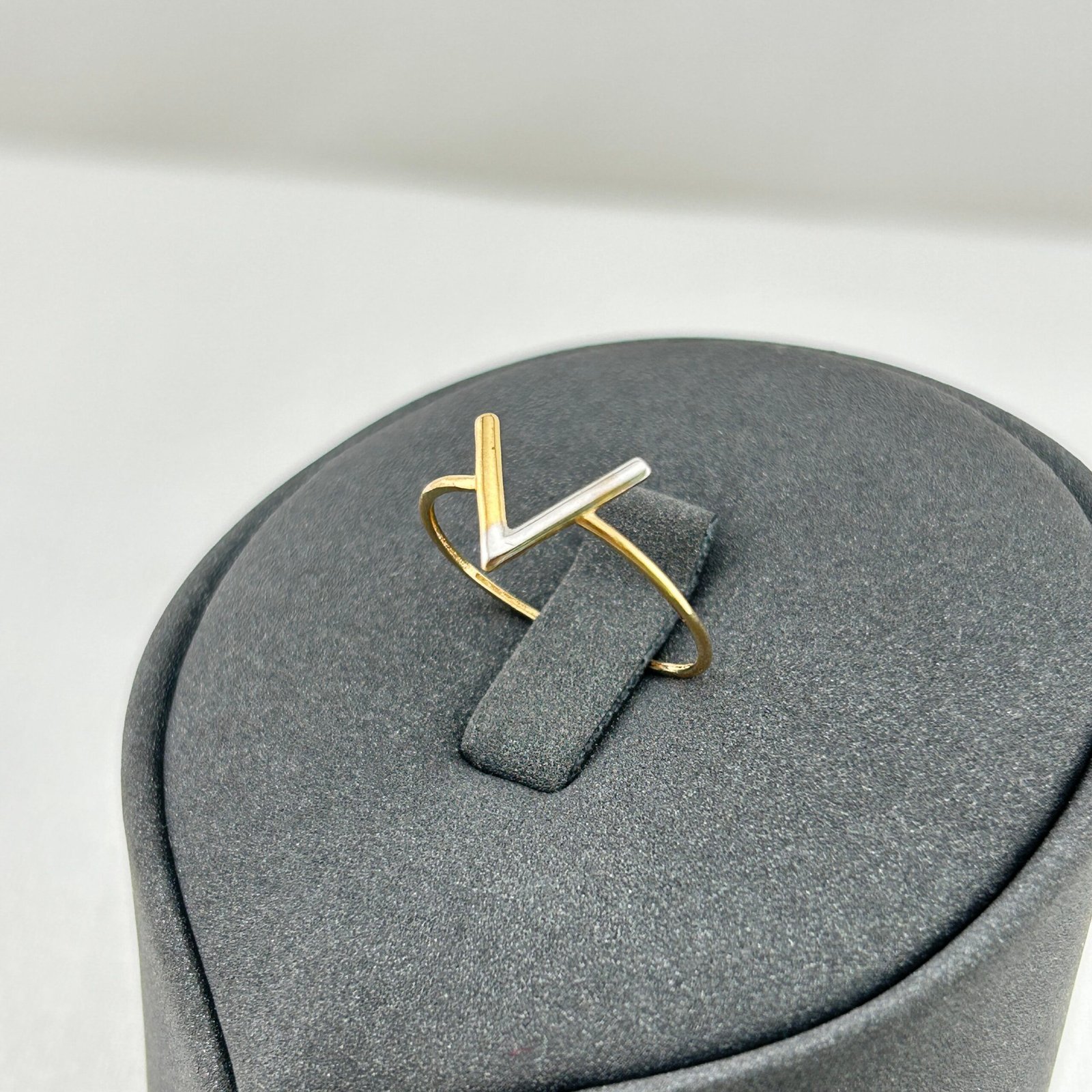 IMG_2033 خاتم ذهب عيار 18 بتصميم حرف V أنيق من جولدانا