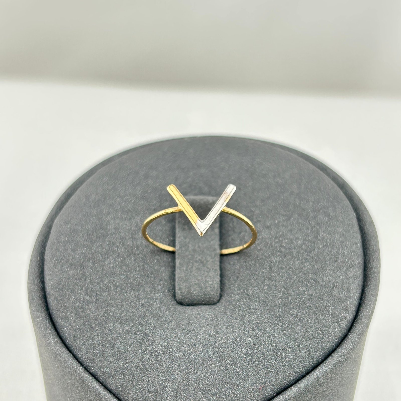 خاتم ذهب عيار 18 بتصميم حرف V أنيق من جولدانا