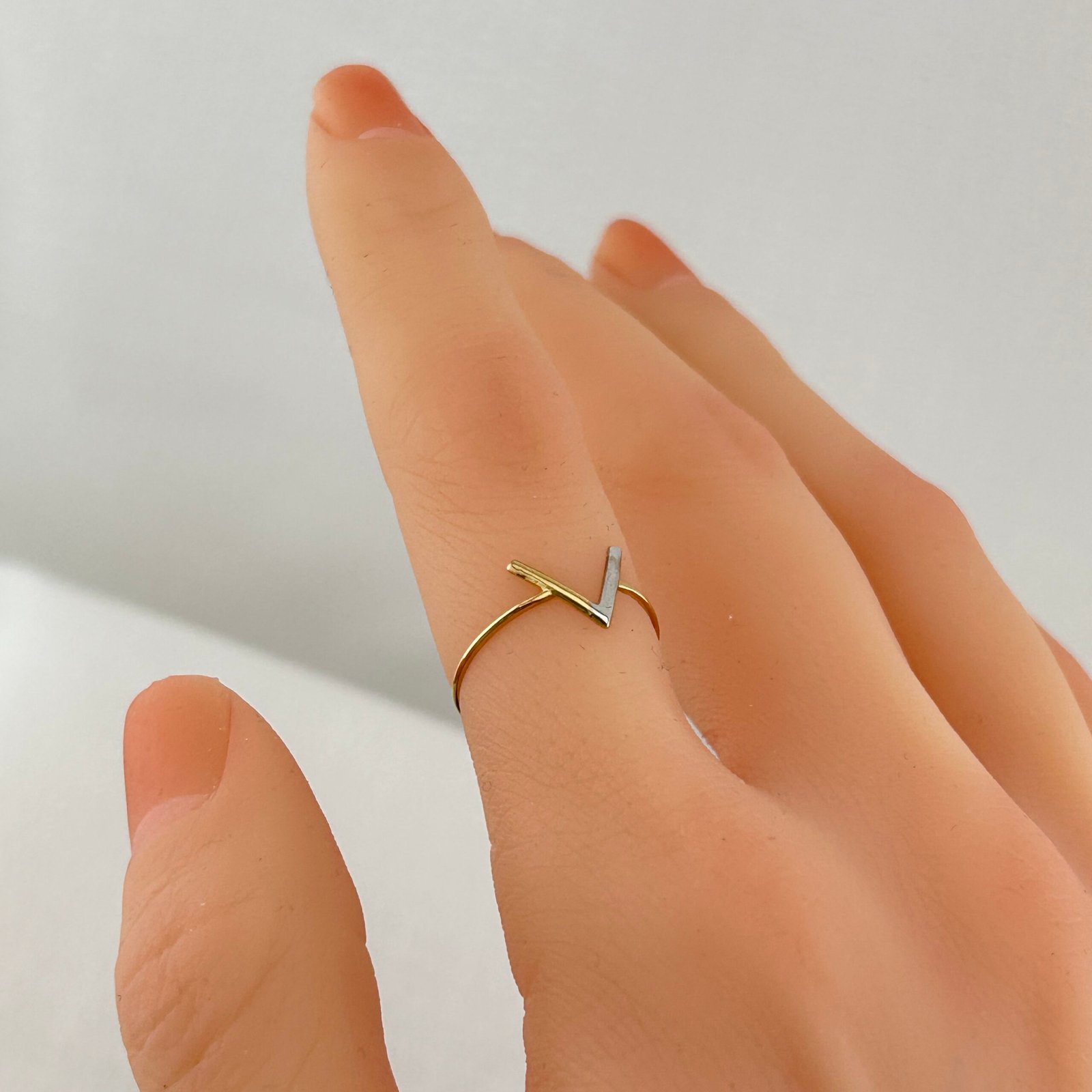 IMG_2036 خاتم ذهب عيار 18 بتصميم حرف V أنيق من جولدانا